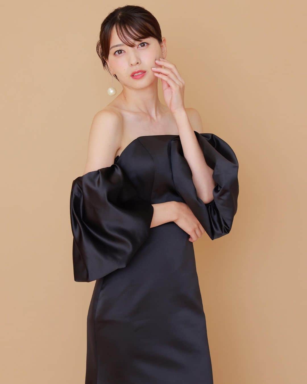矢島舞美さんのインスタグラム写真 - (矢島舞美Instagram)「. カジュアルディナーショー、２日目‼︎ 本日もたくさんの愛をありがとうございました😭♡ とーっても楽しく、温かい2日間でした😭♡ やっぱりみんなに会えると、ハッピーになれる☺️❤️今心がポカポカです☺️♡ °C-ute解散後は直接皆さんに会える機会が減ってしまったけど、こうして何かの時には駆けつけてくれるやじまんずの皆さんにいつも感謝しています😭♡ ありがたい事にグッズも全て完売になり...😭🙏 みんなからの愛をたくさん浴びて、矢島は幸せです😭♡ 次に会えるのはカレンダーイベントかなぁ？？😏またみんなと元気に笑顔で会えるように...お互い健康に日々を過ごしましょうね♡☺️ . 2日間ディナショーを盛り上げて下さった、ギター・りーさん！パーカッション・てっちゃん！バンマス・ピアノの荒幡さん、そしてスタッフの皆さんも本当にありがとうございました☺️♡ 温かい皆さんとディナーショーができて、忘れたくない夏になりました🎆 . . p.s. 本日の衣装も昨日に引き続き、#gardenofgraceさんのドレス👗 大人なシルエットがセクシーで可愛いよね😳♡ . . #矢島舞美#カジュアルディナーショー」9月18日 23時11分 - maimiyajima_official_uf