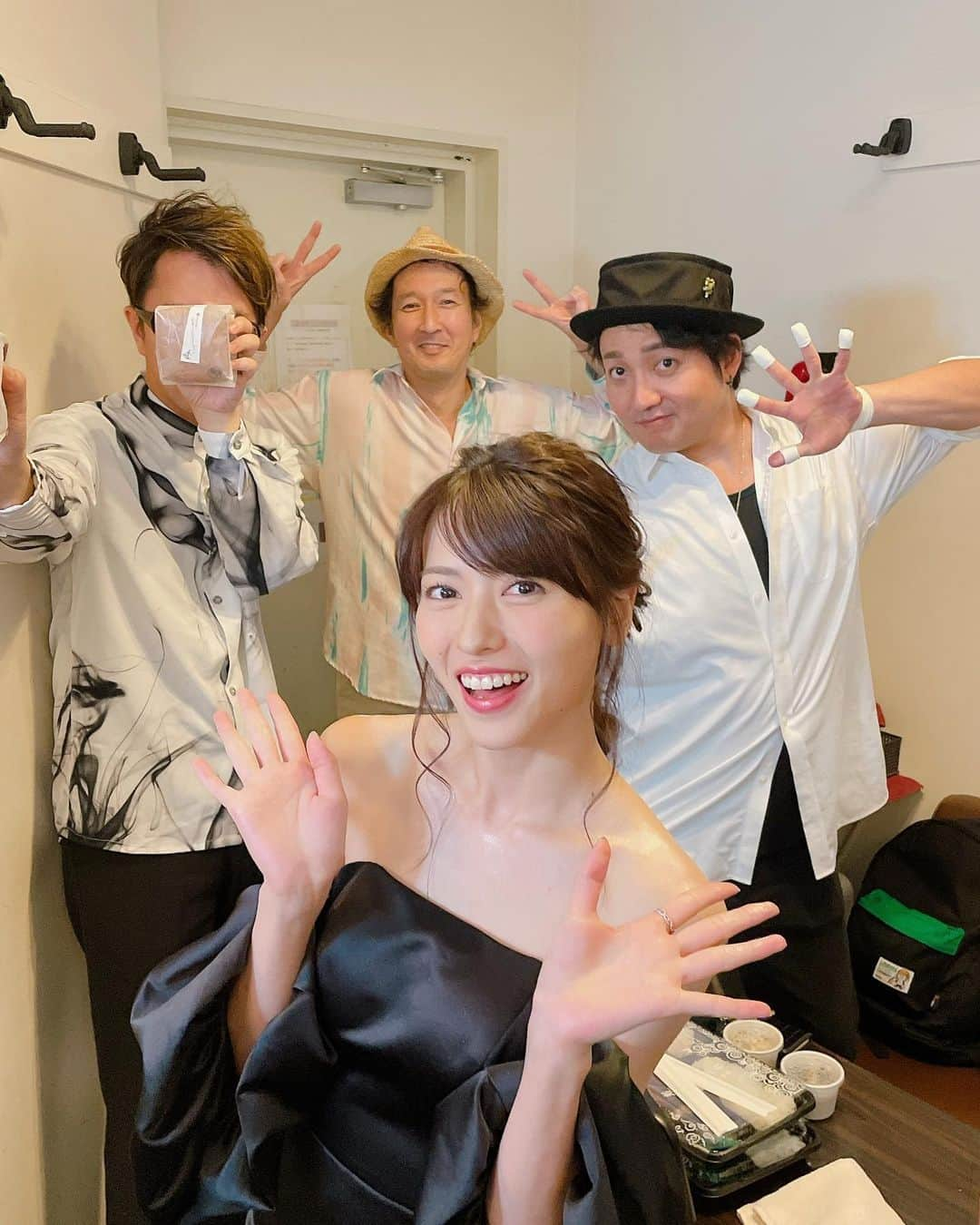 矢島舞美さんのインスタグラム写真 - (矢島舞美Instagram)「. カジュアルディナーショー、２日目‼︎ 本日もたくさんの愛をありがとうございました😭♡ とーっても楽しく、温かい2日間でした😭♡ やっぱりみんなに会えると、ハッピーになれる☺️❤️今心がポカポカです☺️♡ °C-ute解散後は直接皆さんに会える機会が減ってしまったけど、こうして何かの時には駆けつけてくれるやじまんずの皆さんにいつも感謝しています😭♡ ありがたい事にグッズも全て完売になり...😭🙏 みんなからの愛をたくさん浴びて、矢島は幸せです😭♡ 次に会えるのはカレンダーイベントかなぁ？？😏またみんなと元気に笑顔で会えるように...お互い健康に日々を過ごしましょうね♡☺️ . 2日間ディナショーを盛り上げて下さった、ギター・りーさん！パーカッション・てっちゃん！バンマス・ピアノの荒幡さん、そしてスタッフの皆さんも本当にありがとうございました☺️♡ 温かい皆さんとディナーショーができて、忘れたくない夏になりました🎆 . . p.s. 本日の衣装も昨日に引き続き、#gardenofgraceさんのドレス👗 大人なシルエットがセクシーで可愛いよね😳♡ . . #矢島舞美#カジュアルディナーショー」9月18日 23時11分 - maimiyajima_official_uf