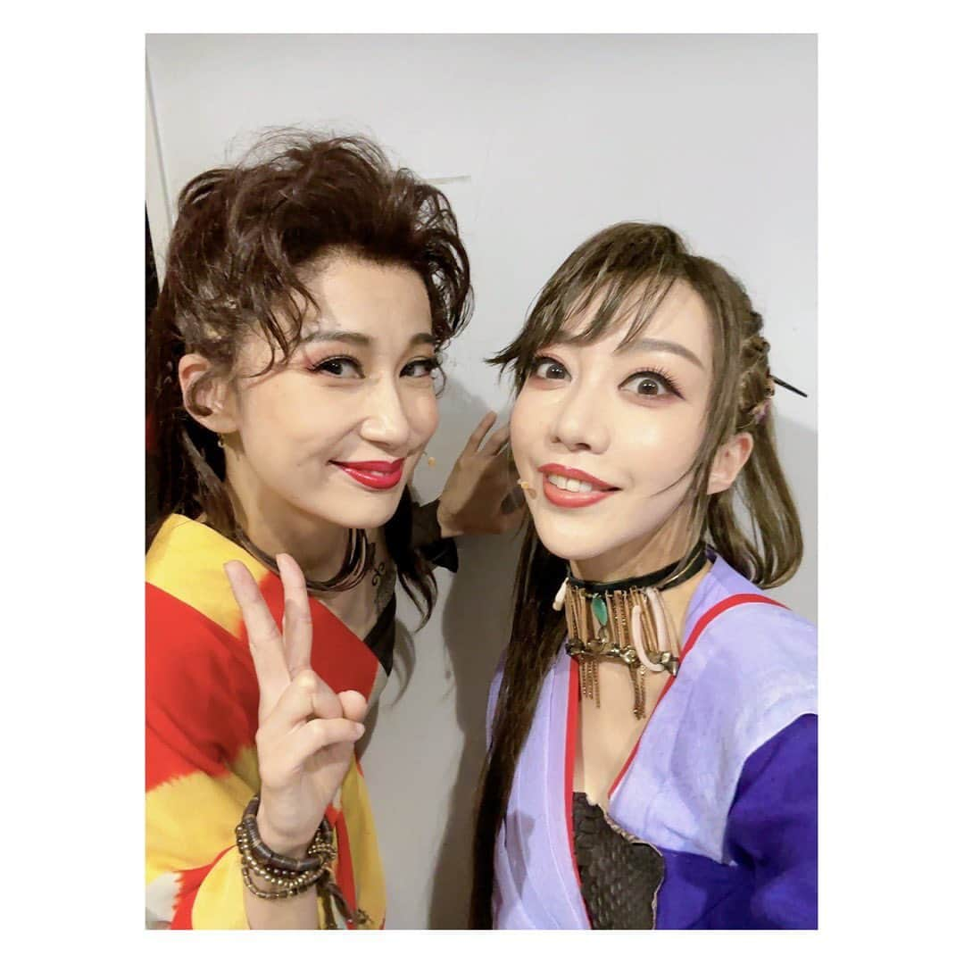 大月さゆのインスタグラム：「⁡ ⁡今回一緒にできて嬉しかったー！！同期のまいまい。 お互い確実におとなになっているけど、そうでもない部分もあって、そんなとこ見つけてはニヤニヤしていました。 どの場面も楽しかったぁ！ ⁡ ⁡ 2枚目 桃風の衣装の紫のボンタンのようなボトムスと わたくし演じる香の前髪が この写真を撮る事ここに至る🏍️ ⁡ ⁡ 3枚目 からの笑い ⁡ ⁡ #ヴァグラント #大千穐楽 #美弥るりか さん ⁡」