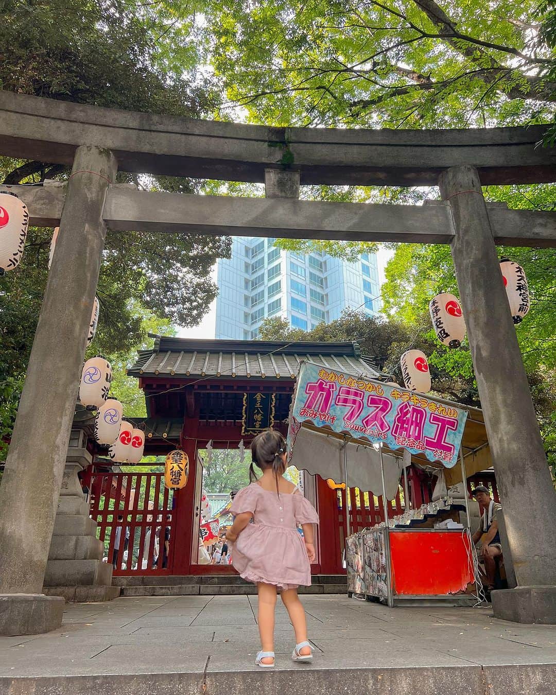 林弓束さんのインスタグラム写真 - (林弓束Instagram)「. 渋谷の金王八幡宮のお祭り⛩️ こじんまりとしてて渋谷とは思えない地元のお祭り感で良いのよ✨ 暑かったけど！ . みんなはお祭りいったかな？🍧 . . . . #女の子ママ  #2020年5月生まれ　#3歳女の子 #ママと娘 #母娘 #親子 #子供服 #こどもふく #まはりふく #ゆづしふく #東京ママ #金王神社 #金王八幡宮」9月18日 23時24分 - hayashiyuzuka