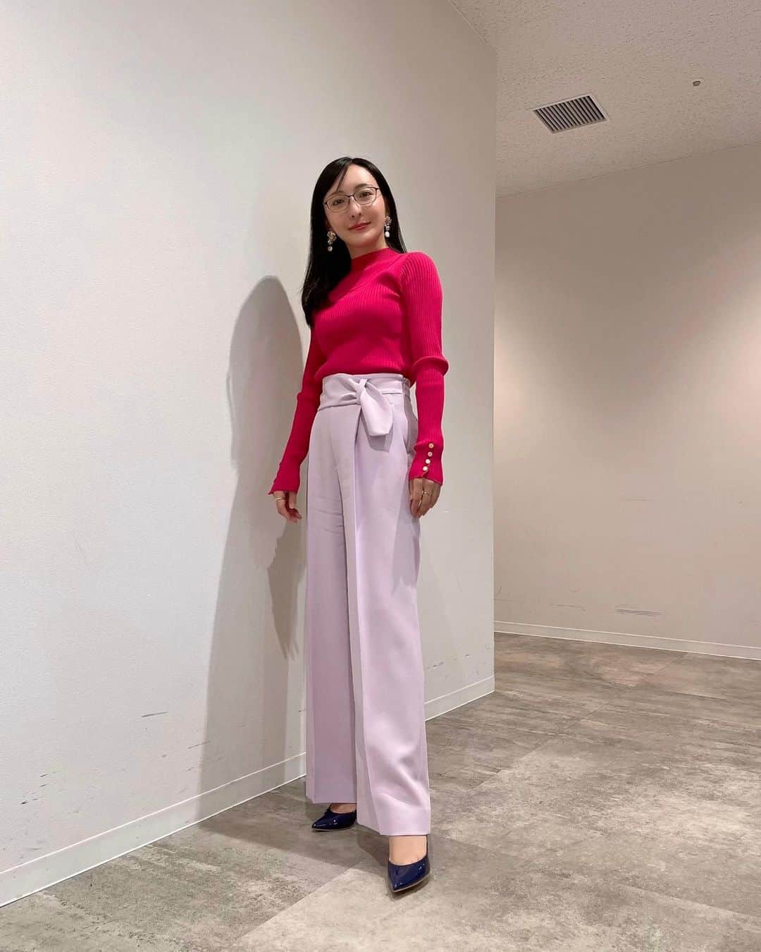 松澤千晶のインスタグラム：「ちょっと秋めいてきましたね🍎🍑🍇  お衣装載せていきます。  AT-X生放送 knit&pants @pinkyanddianne_official shoes @dianashoespress jewelry @abiste_official」