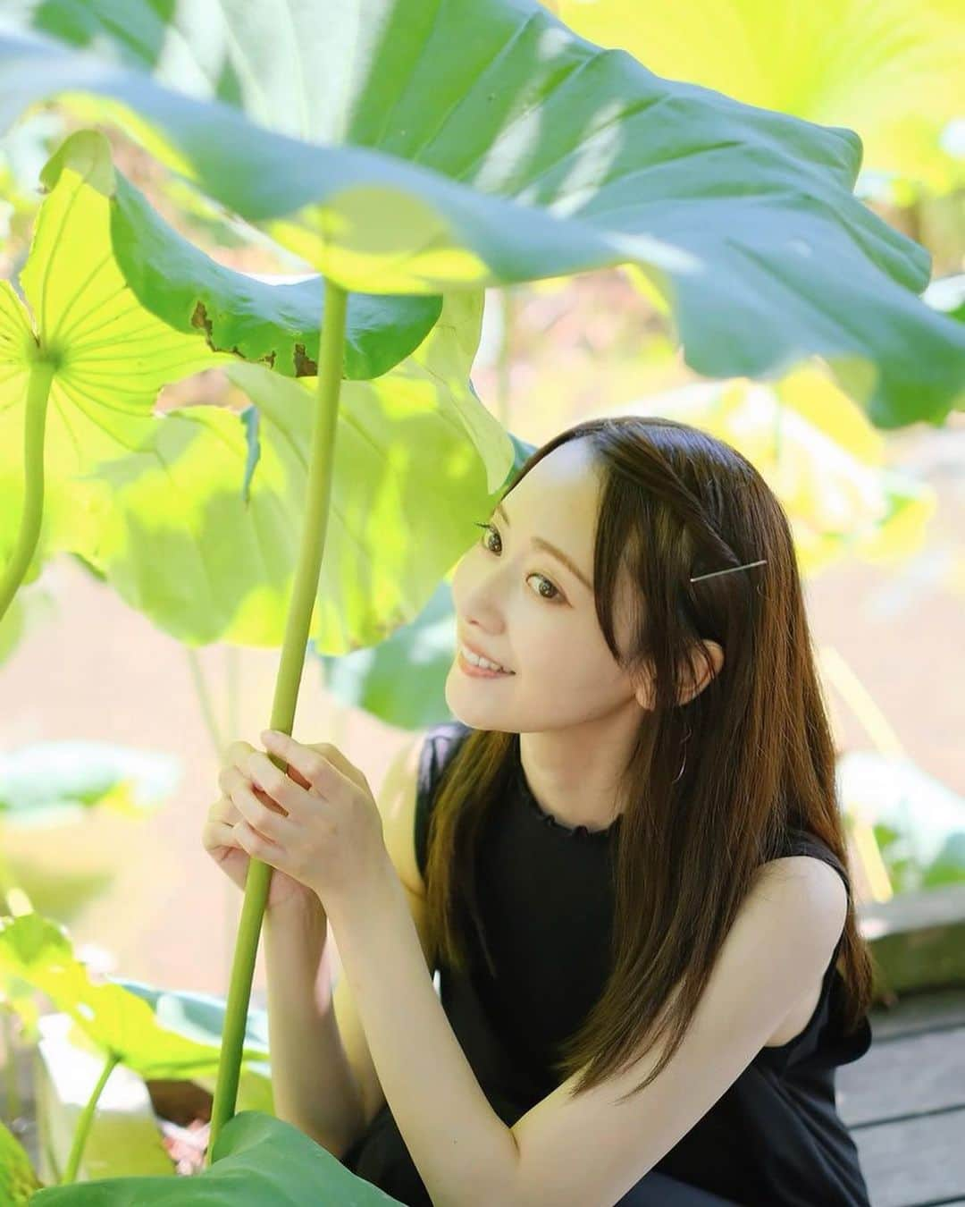 浜田コウのインスタグラム：「日傘みたいになった🌱  #ポートレート#portraitphotography」