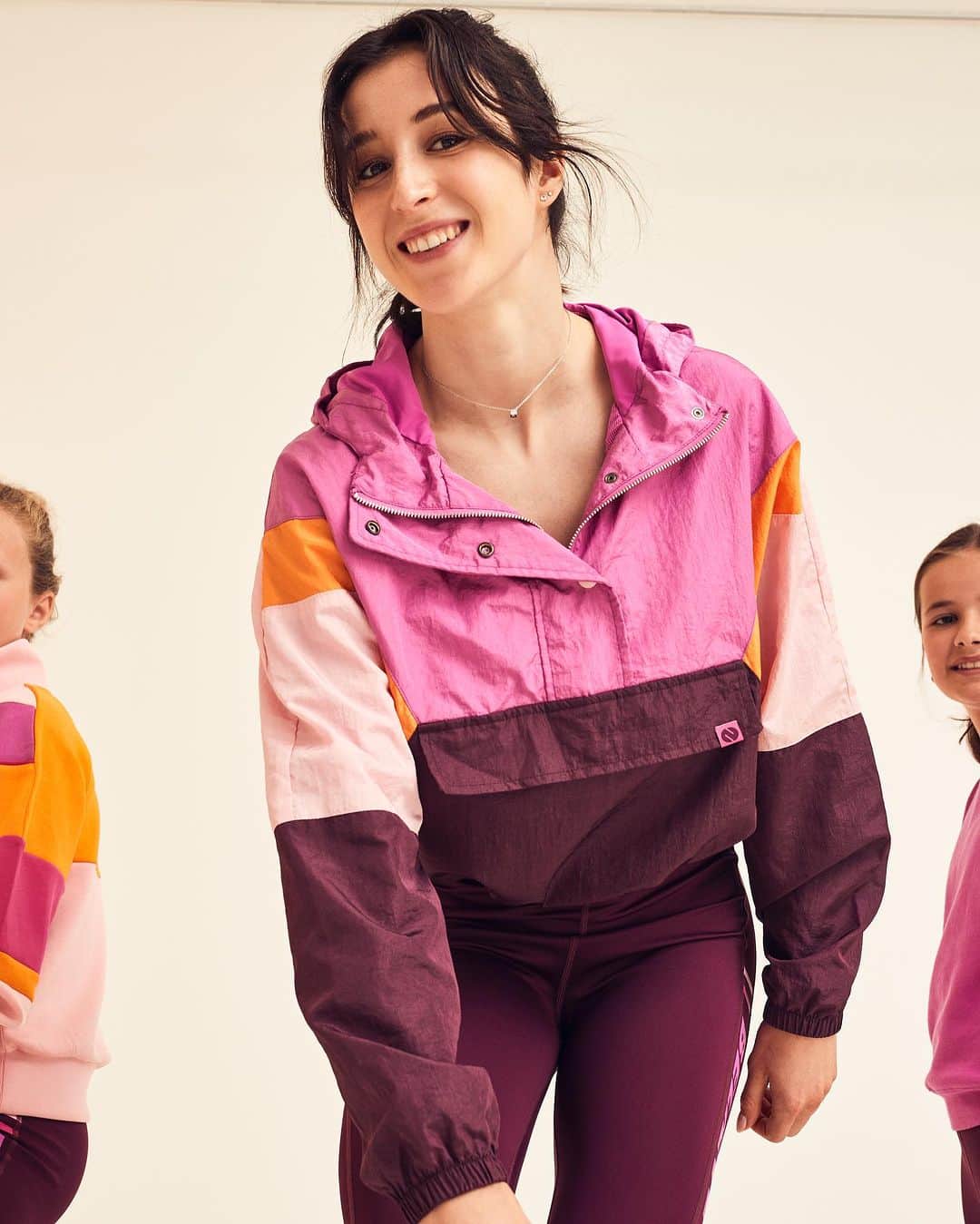 ニナ・デヴァエルのインスタグラム：「Give away alert 🙃 Om de lancering van mijn athleisurewear collectie met @veritaseu te vieren, mag ik 20 Believe pakketten weggeven! Wil jij een gehandtekende totebag, muts, toiletzak en sleutelhanger winnen? Laat me dan hieronder weten waarom jij dit pakket verdient, volg @veritaseu en wie weet, word je binnenkort gecontacteerd met goed nieuws! BELIEVE in yourself! #weareveritas #veritasxNina #NinacollectieBelieve」