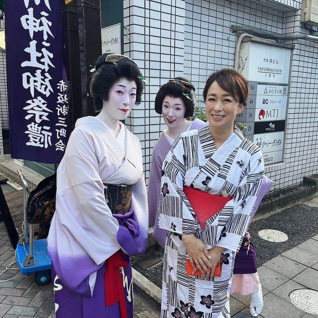 のインスタグラム：「いつもお世話になっている#赤坂津やま　　　さん。昨日は、地元のお祭りを盛り上げる#振る舞い酒 をなさいました！  純子女将、お誘い下さってありがとうございます🍻  4年ぶりの開催とのこと✨赤坂の賑やかで粋な雰囲気を堪能いたしました♡  #川柳#ことばの力#ことのは#575 #赤坂氷川祭 #赤坂氷川神社  #赤坂芸者　さん」