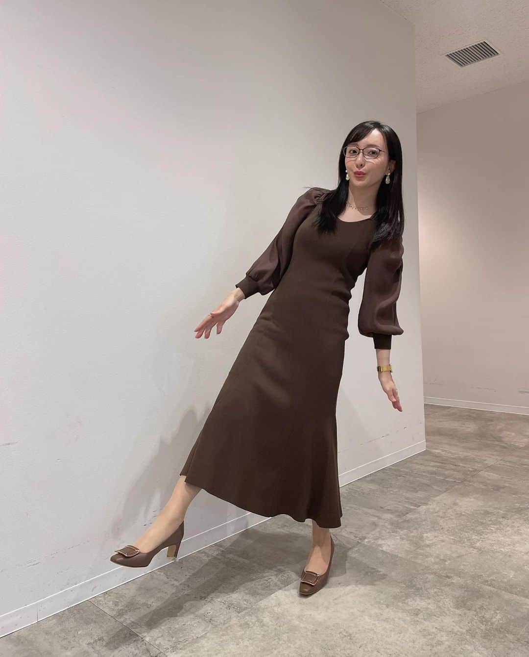 松澤千晶のインスタグラム：「すっかり秋ですね🌰🍁🍂  AT-X収録のお衣装 onepiece @mischmasch_official shoes @dianashoespress jewelry @abiste_official @grossejapan  お弁当を食べた後にお腹を一生懸命引っ込めたけれどダメだった図。  ごはん食べた後の出たお腹ってみんなどうしてるの？笑」