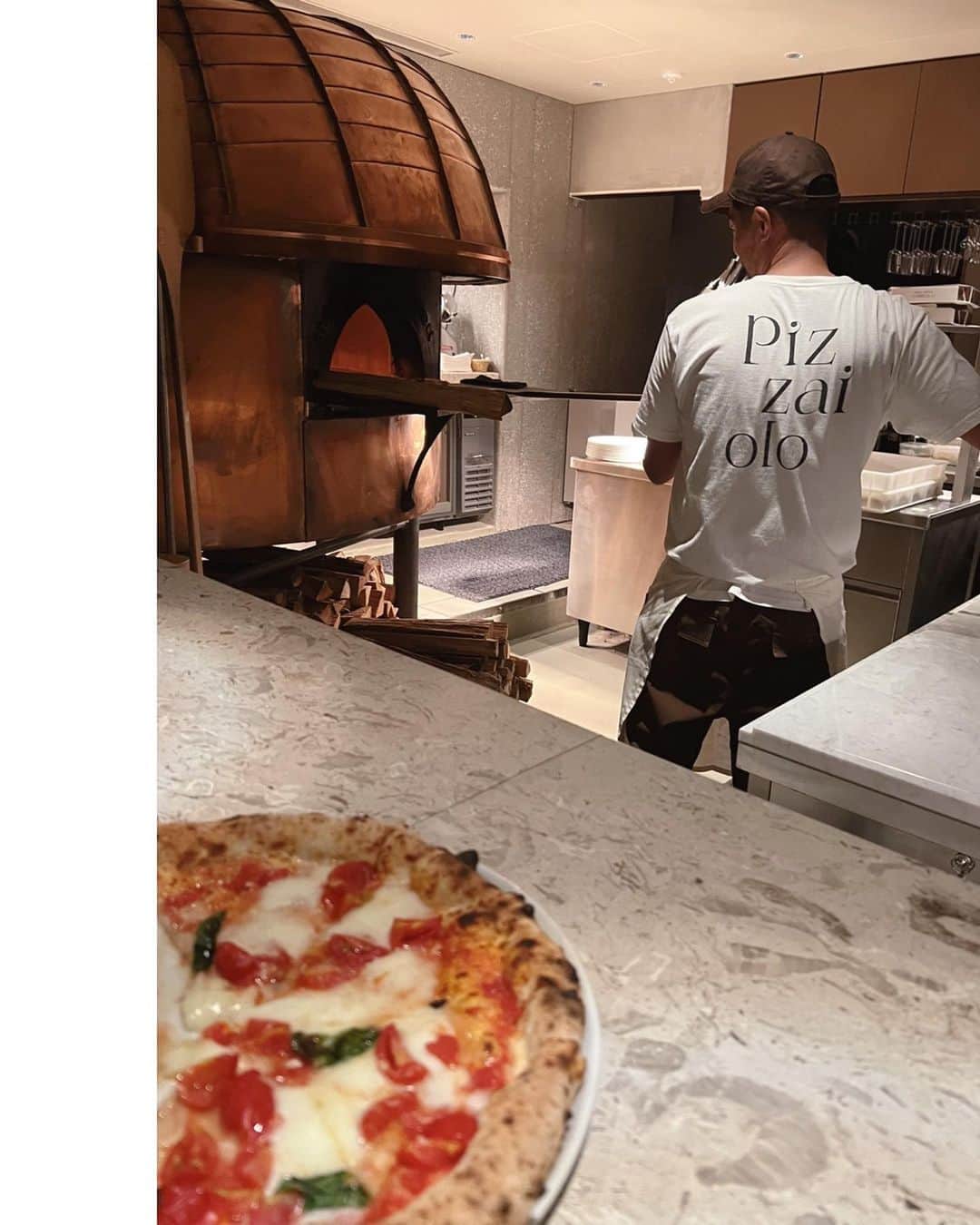 伊藤友季子さんのインスタグラム写真 - (伊藤友季子Instagram)「🍕🌳 　 今月オープンした @trunkhotel_yoyogipark  の1階にあるピザ屋さん Pizzeria e Trattoria L’Omberico. 　 薪釜で作られたピザが絶品で サラダもパスタもぺろりでした🍝 トリッパのトマト煮込みを撮り忘れた。。 　 ティーカップの下から出てきたのは お店の名前から名づけられた 「ベリオ君」だそうです笑 （お店のお姉さんが教えてくれました） そんな遊び心も楽しい♪ 　 都会的で洗練されていながら 自然を感じられる温もりがあって 目の前の公園と調和するような 落ち着く空間でした🌿 テラス席も気持ち良さそう🐕 　 いつか泊まって 上のプールも見てみたい🍹 　 　 #ユキコーデ　 blouse/pants #celford 　 #トランクホテル #トランクホテル代々木公園 #東京ホテル #ピザ #東京グルメ #秋コーデ #trunkhotel #trunkhotelyoyogipark #tokyohotel #celford_we_love #tokyo #tokyodinner」9月18日 23時28分 - yukiko_xx