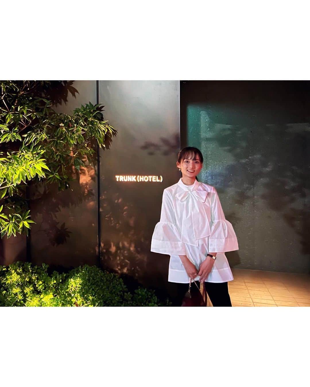 伊藤友季子さんのインスタグラム写真 - (伊藤友季子Instagram)「🍕🌳 　 今月オープンした @trunkhotel_yoyogipark  の1階にあるピザ屋さん Pizzeria e Trattoria L’Omberico. 　 薪釜で作られたピザが絶品で サラダもパスタもぺろりでした🍝 トリッパのトマト煮込みを撮り忘れた。。 　 ティーカップの下から出てきたのは お店の名前から名づけられた 「ベリオ君」だそうです笑 （お店のお姉さんが教えてくれました） そんな遊び心も楽しい♪ 　 都会的で洗練されていながら 自然を感じられる温もりがあって 目の前の公園と調和するような 落ち着く空間でした🌿 テラス席も気持ち良さそう🐕 　 いつか泊まって 上のプールも見てみたい🍹 　 　 #ユキコーデ　 blouse/pants #celford 　 #トランクホテル #トランクホテル代々木公園 #東京ホテル #ピザ #東京グルメ #秋コーデ #trunkhotel #trunkhotelyoyogipark #tokyohotel #celford_we_love #tokyo #tokyodinner」9月18日 23時28分 - yukiko_xx