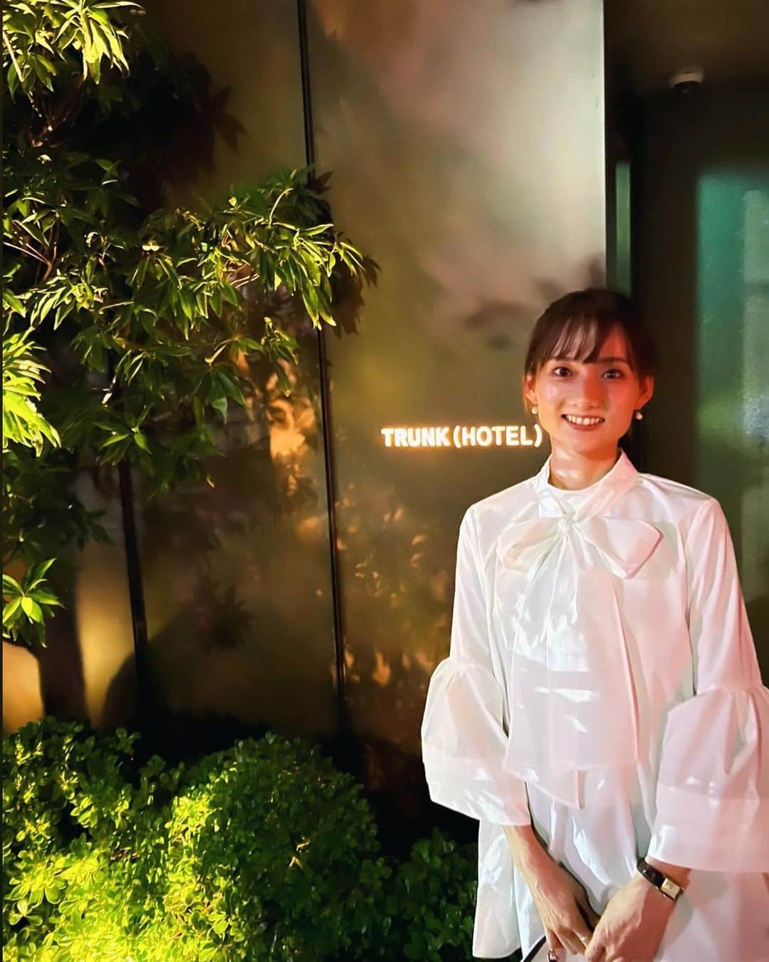 伊藤友季子のインスタグラム：「🍕🌳 　 今月オープンした @trunkhotel_yoyogipark  の1階にあるピザ屋さん Pizzeria e Trattoria L’Omberico. 　 薪釜で作られたピザが絶品で サラダもパスタもぺろりでした🍝 トリッパのトマト煮込みを撮り忘れた。。 　 ティーカップの下から出てきたのは お店の名前から名づけられた 「ベリオ君」だそうです笑 （お店のお姉さんが教えてくれました） そんな遊び心も楽しい♪ 　 都会的で洗練されていながら 自然を感じられる温もりがあって 目の前の公園と調和するような 落ち着く空間でした🌿 テラス席も気持ち良さそう🐕 　 いつか泊まって 上のプールも見てみたい🍹 　 　 #ユキコーデ　 blouse/pants #celford 　 #トランクホテル #トランクホテル代々木公園 #東京ホテル #ピザ #東京グルメ #秋コーデ #trunkhotel #trunkhotelyoyogipark #tokyohotel #celford_we_love #tokyo #tokyodinner」