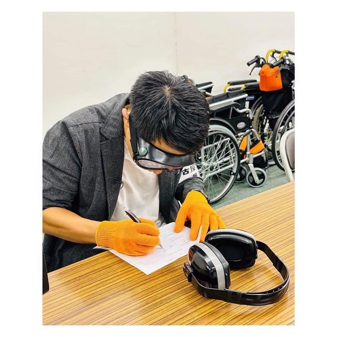 上坂嵩さんのインスタグラム写真 - (上坂嵩Instagram)「あす放送‼️ . ディレクターとして企画・取材・編集を担当する SDGs特集「車いす社長の挑戦」🍀 . 岐阜県出身の #垣内俊哉 さんを取材しました💡 . 障害者手帳アプリを運営する #ミライロ を立ち上げ 社長として活躍する垣内さん。 . 実は私、同い年。著書を拝読し、 その生き方や考え方に大変感銘を受けました。 . 自身の #車いす生活 での葛藤などを踏まえ、 障害を取り除く「 #バリアフリー 」ではなく、 障害を価値に変える「 #バリアバリュー 」という 考え方が大切だと、垣内さんは話します。 . これは、障害の有無を超えて、 社会で生きる全ての人に届けたいメッセージです。 . あす9/19(火)の「アップ！」で放送予定📺✨ 是非ご覧ください‼️‼️‼️ . . #SDGs #SDGs2030 #持続可能な開発目標 #住み続けられるまちづくりを  #人や国の不平等をなくそう #すべての人に健康と福祉を #障害 #障害者 #高齢者 #サカエチカ  #メーテレ #アップ #アナウンサー #フィールドキャスター #ニュースワード #SDGsビジネスマスター #社会調査士 #スピーチコンサルタント #スピーチ #トーク #話し方 #スピーチトレーナー #スピーチライター #上坂嵩」9月18日 23時33分 - takashi_uesaka_nbn