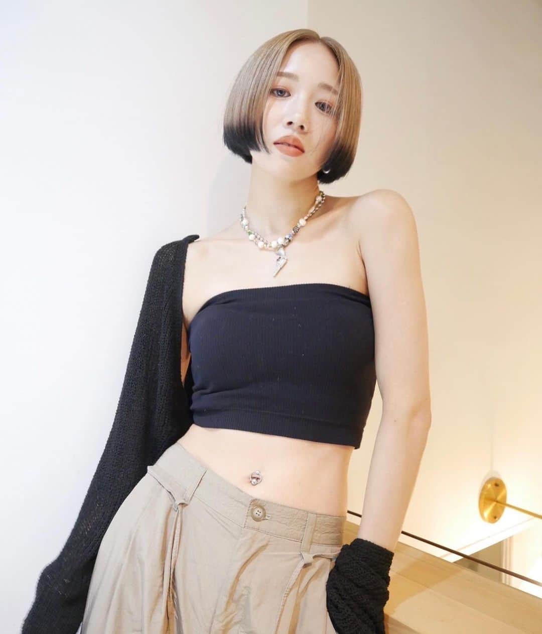 SARAのインスタグラム：「🍂🖤 💇‍♀️: @workshairdesign   New hair color  初のデザインカラー🖤 お気に入り☺️」