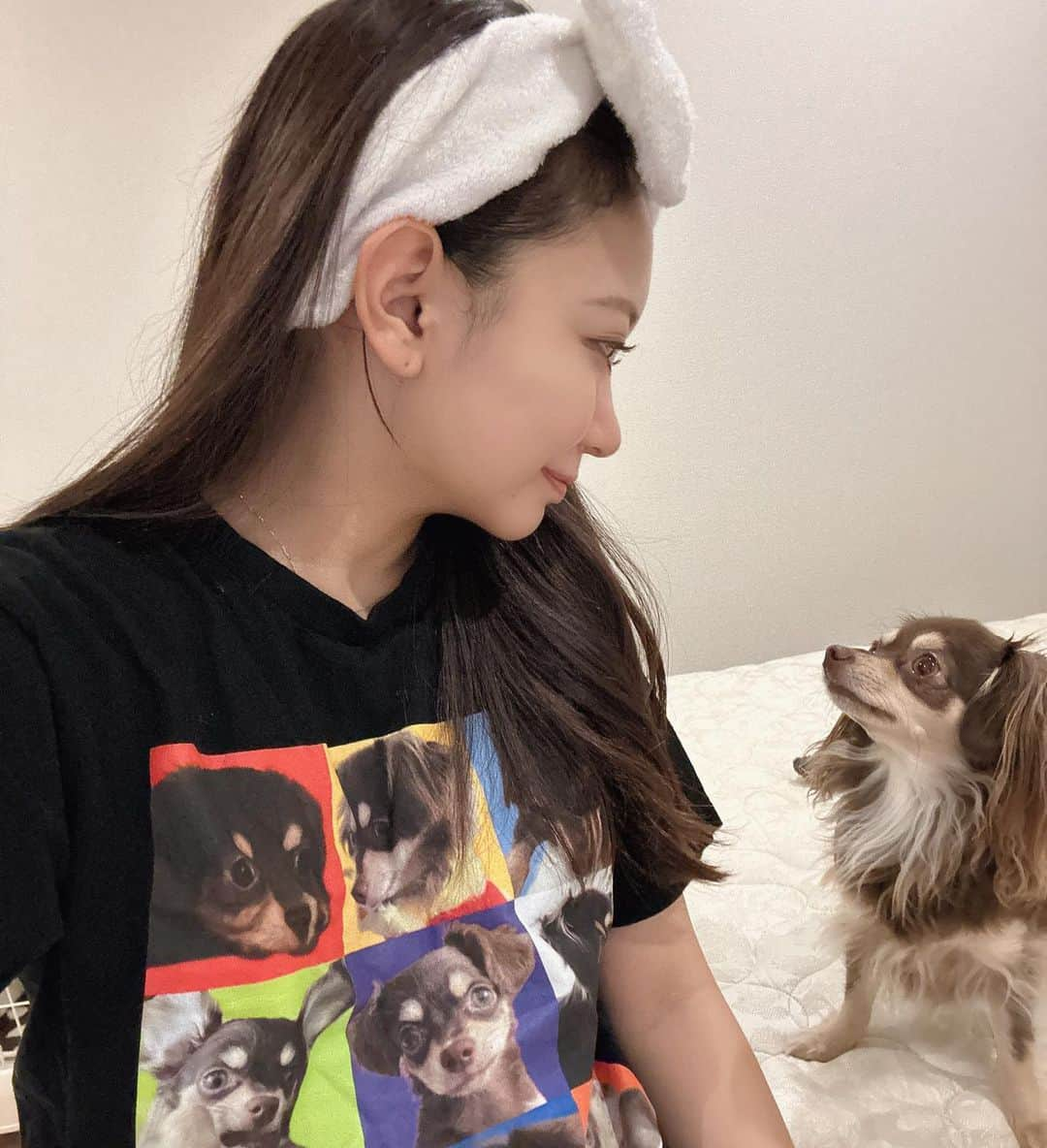 高木美穂さんのインスタグラム写真 - (高木美穂Instagram)「見つめ合い♡ ° with トリュフトリュフトリュフトリュフトリュフトリュフトリュフトリュフトリュフ ° #チワックス #チワックス子犬 #チワワ #ダックスフンド #ダックス #カニーヘンダックス #いぬすたぐらむ #犬のいる暮らし #子犬のいる暮らし #子犬 #パピー #パピー #トリュフ #愛犬tシャツ #愛犬グッズ #プレゼント #ありがとう 🙇🏻‍♀️🙇🏻‍♀️」9月18日 23時29分 - takagi_miho_