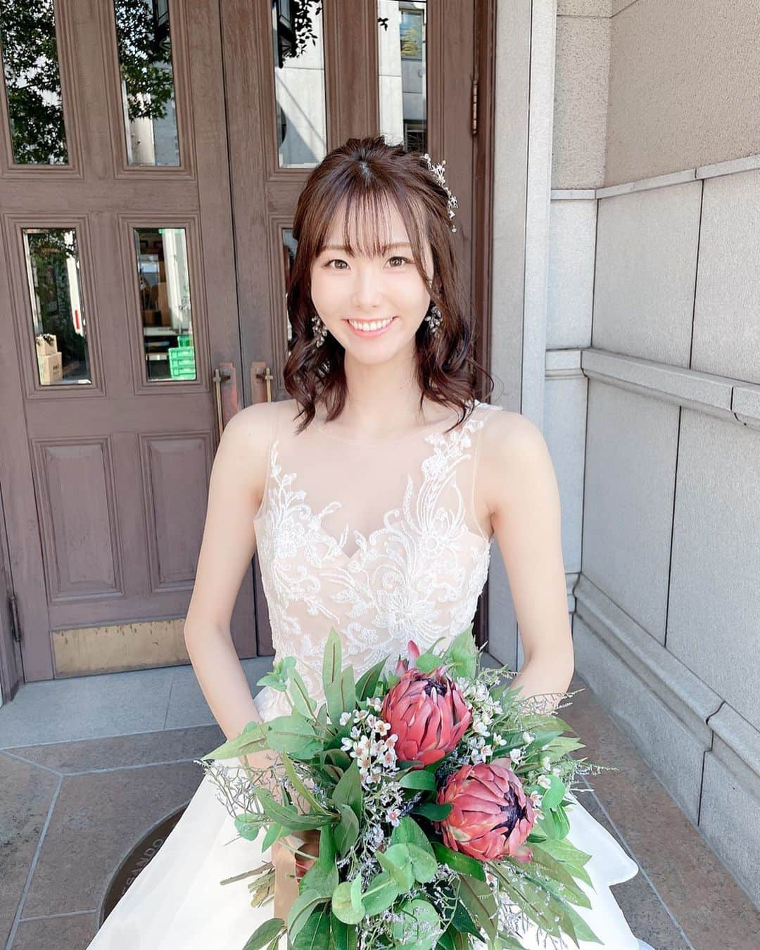 湊月莉子さんのインスタグラム写真 - (湊月莉子Instagram)「今回は「好きな髪型にしていいよ！」って言ってもらえたので、ハーフアップでお願いしました👑#ブライダルモデル #模擬挙式 #模擬披露宴モデル #wedding #weddingphotography #式場探し #モデルさんと繋がりたい #美男美女とつながりたい #花嫁ヘア #ウェディングドレス選び #クラッチブーケ #ドレス迷子の花嫁さんを救いたい #ウェディングドレス #weddingdress #プレ花嫁さんと繋がりたい」9月18日 23時30分 - le_petit_prince6