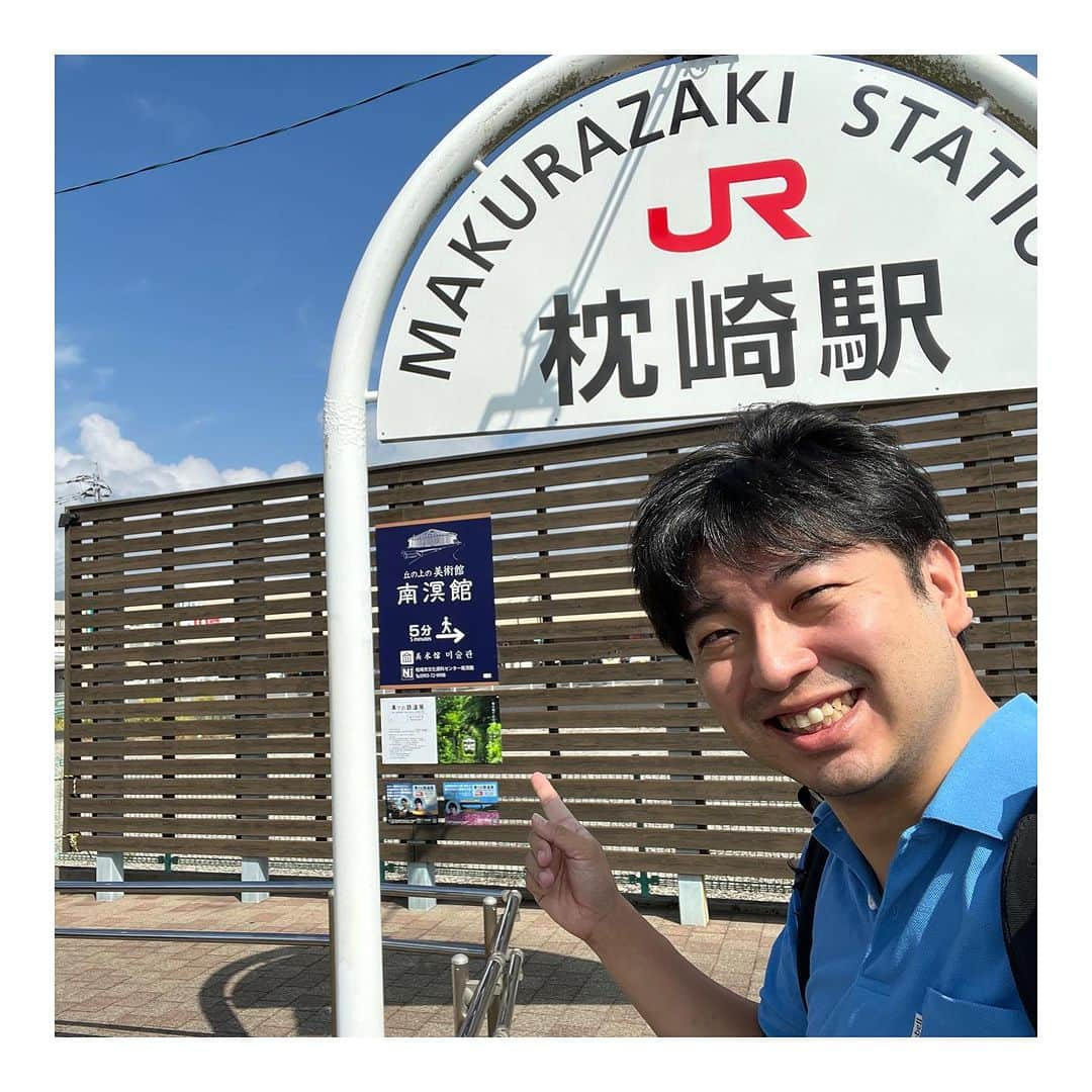 藤田大介のインスタグラム：「2023.9.16土曜日 鹿児島県と枕崎市さんから声をいただき、「果ての鉄道展」で講演をさせていただくため、本州で一番南の果てにあるJRの駅、枕崎駅へ。 もちろん始発列車をお見送りするため、朝早起きして観にいきました！ 土曜でしたが利用者かなりいるんですね。始発駅の活気も感じられました。 みんな指宿で満足してしまうそうですが、いやいや、、、この町のポテンシャルはすごいことがわかりました。行ってみると「果ての町」ならではのこだわりが沢山ありました。  #鹿児島県 #枕崎市 #指宿枕崎線 #赤字路線 #講演会 #藤田大介」