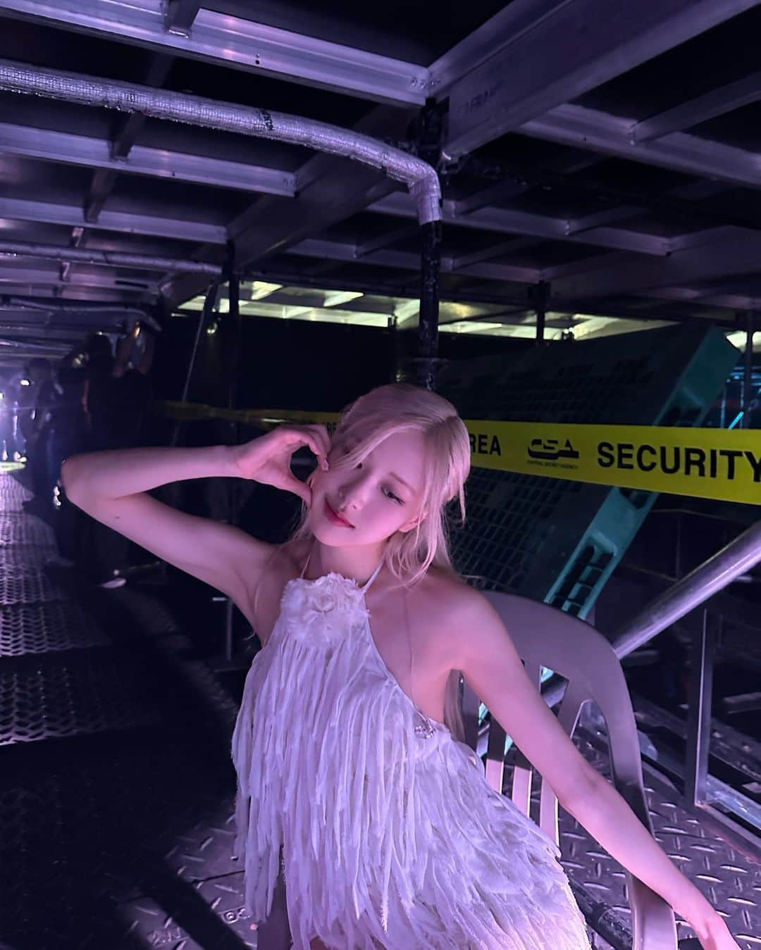 ロゼのインスタグラム：「♡ BORN PINK FINALE IN SEOUL ♡  작년 9월에 서울에서 본핑크 투어를 시작했는데 이렇게 1년 만에 다시 서울로 돌아와 공연을 마칠 수 있어서 너무 행복한것 같아요. 사실 서울에서 첫곡 끝내고 ‘저희 1년만에 서울에 드디어 돌아왔어요!’라는 말을 하고 눈물이 날 줄은 몰랐는데 외출하고 ‘잘다녀왔습니다’ 같은 느낌이더라고요..!!ㅎㅎㅎ 여러분들이 있어서 저희가 이렇게 전세계에서도 사랑을 받을 수 있었고 이렇게 많은 사람들 앞에서 공연할 수 있었던것같아요. 1년동안 기다려주셔서 정말 감사합니다! 사랑해요 블링크 그리고 1년동안 고생해준 투어 스텝분들 고생 많으셨습니다! 늘 보이지않는 곳에서도 고생해주셔서 너무 감사해요.  그리고 멤버들!! 정말 고생 많았어요. I’m super proud of us. Blackpink in you areeeaaaaaaa 🤍」