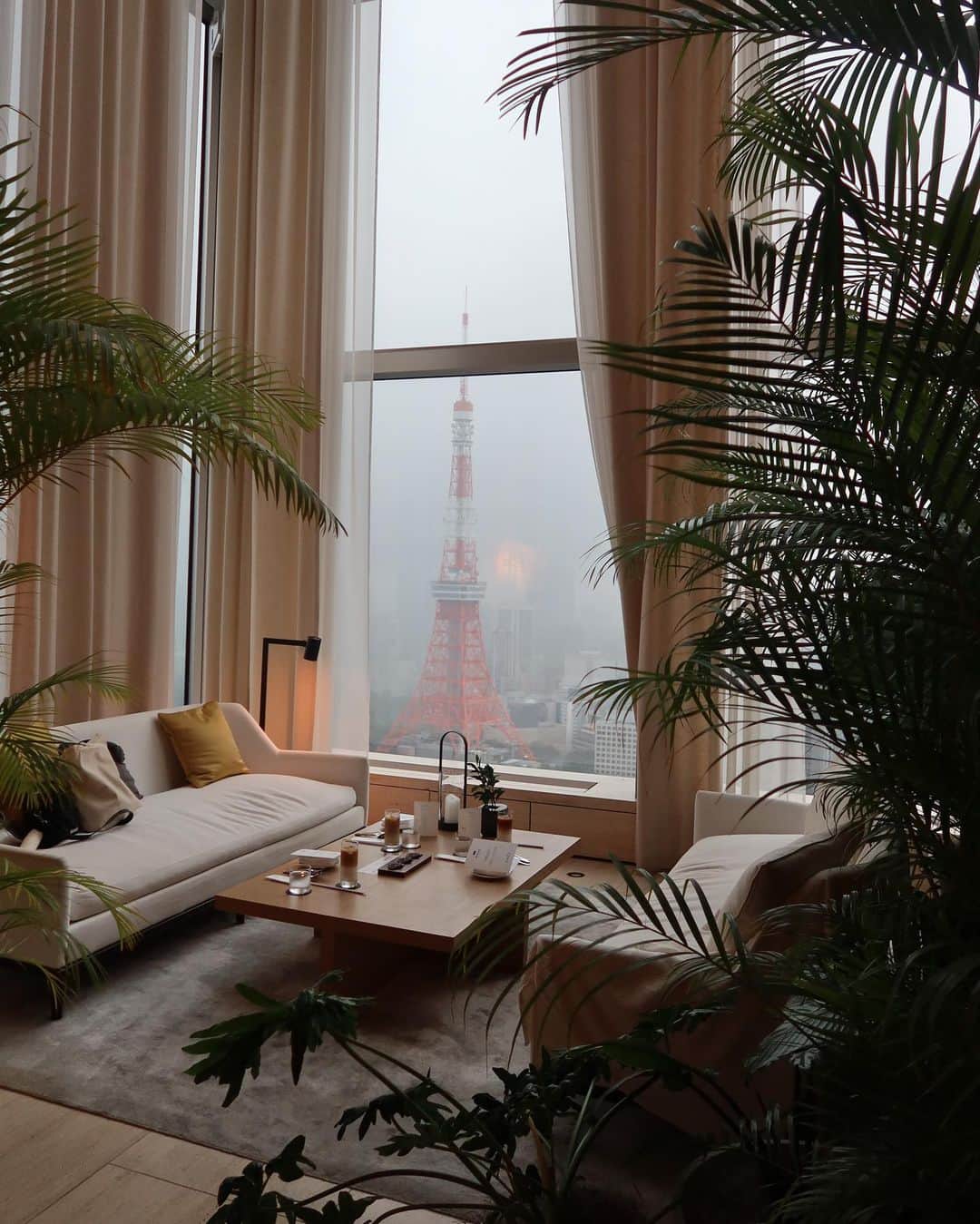 梯真奈美のインスタグラム：「しっとりした雨の日の東京タワーもたまには良い。♡  #editiontokyo #editiontoranomon  #theeditionhotel」