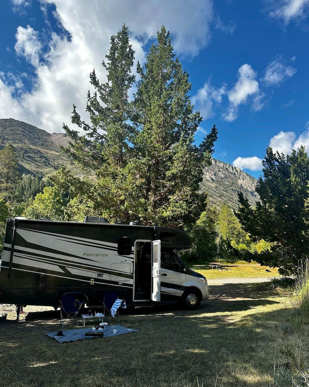 エメロード・トビアさんのインスタグラム写真 - (エメロード・トビアInstagram)「Not over these views 🚐🏕️☕️✨🩶」9月18日 23時39分 - emeraude