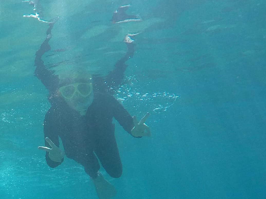福田葉子さんのインスタグラム写真 - (福田葉子Instagram)「久しぶりの宮古島で夏休み。ビーチエントリーのシュノーケリングで海亀を観察。近づきすぎないよう、距離を保ちつつ。お魚もたくさんいて、ただただ波に揺られる幸せなひととき。  ダイビングに夢中だった20代、アドバンスドライセンスまで取って30m潜ったことも。ですが、腰痛持ちや大人喘息でできなくなり。もっぱらシュノーケリングを楽しむように。深く潜れなくても海の良さは変わらない。大好き。 #vacation #snokeling #sea #beach #trip #okinawa #miyakojima #love #海　#シュノーケリング　#海亀　#海　#宮古島　#シュノーケリング　#旅　#旅好き」9月18日 23時40分 - yoyoyokoko