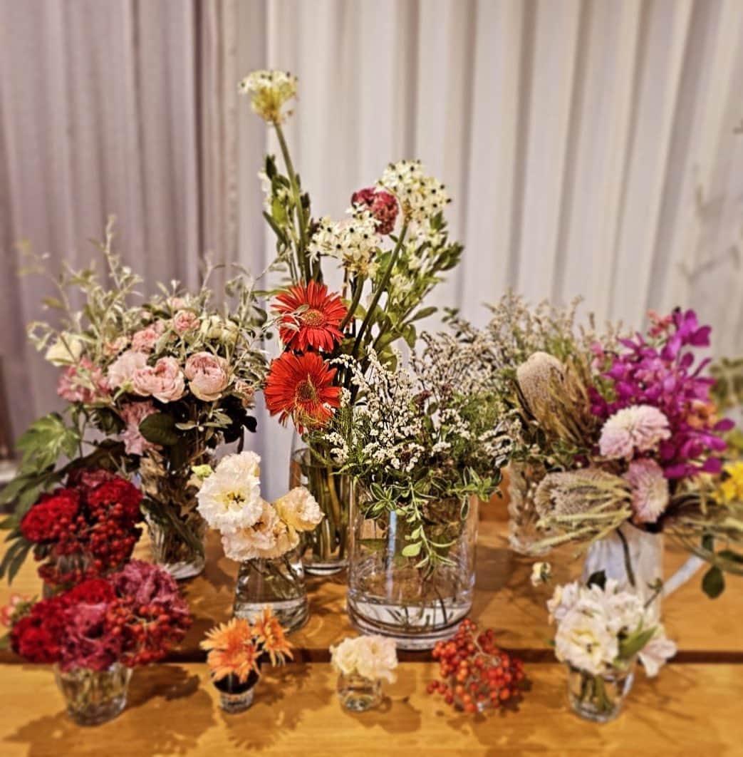 のインスタグラム：「こんばんは💫✨️ . この夏は 本当にたくさんの方々に 本当にたくさんの花たちをいただきました😊 . いただいてすぐは いつも笑顔や涙を一緒にしてきた マネージャーさんたちがいる事務所に 感謝を込めて飾って、 しばらくしてからはおうちに持って帰って 大切に一緒に過ごしました💐✨️✨️ . この写真は少し前だけれど、 今も葉っぱたちが元気にしています🍀」