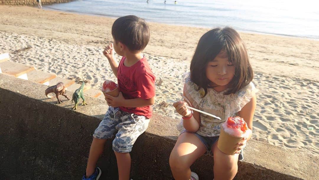 Ritsukoさんのインスタグラム写真 - (RitsukoInstagram)「9月16日、mophing peopleで島フェスに出演しました。  めちゃくちゃ楽しかったです。  「海に抱かれて・・・STAGE」  と聴いて勝手に海辺をバックにしたステージを想像していたら、まさかの私たちが海を見ながらのライブ。 つまり最高かよ🌊🏝️🎸  おばあちゃんが山口の笠戸島に住んでいて、子供のころから慣れ親しんだ瀬戸内の海を見ながらのライブは格別でした。  普段は私のライブには来ない子供 が、海があると言ったら行く！と来てくれました(笑)  見てくださった皆様、スタッフの皆様、主催者のMARUOさん  ありがとうございました～✨  ·今回はスペシャルゲストドラマーに8ottoマエソンさん！！ かっこよすぎて、もう存在がドラムだった🥁 （最大級に褒めてます） あんなに、ドラムに負けてない人っていないよ。  今回からノイズギターにマッシュさんも加わって、実は mophing peopleは今、最高にかっこいいバンドになっているんですよ。 ギター3本で轟音やけどしっかりとポップなmophing peopleをよろしくお願いします。 大阪と東京のレコ発が楽しみ🎸🎵 みんな来てね～！  #島フェス #海に抱かれてstage #瀬戸内海  #mophingpeople #モーフィングピープル #8otto #8ottomaeson」9月18日 23時51分 - litsuko721