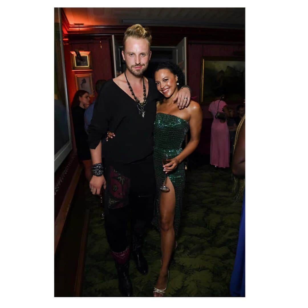 メシア・シムソンのインスタグラム：「ES Magazine X Paco Rabanne LFW Party with Mr Canton 💋  Thank you so much for helping me put this look together ✨  Dress 👗 @jenniferclairofficial   Jewellery 💍 @the.vintage.ring.co & @yaayaalondon 💕✨  @wearepruk」