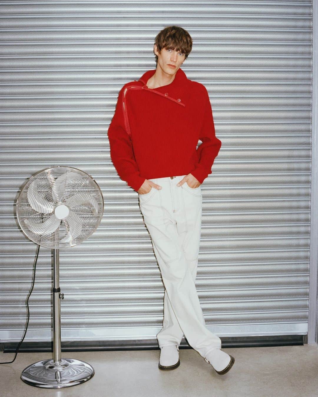 MATCHESFASHION.COMさんのインスタグラム写真 - (MATCHESFASHION.COMInstagram)「Make a statement with @jacquemus’ asymmetric knitwear. 🍒」9月18日 23時48分 - matches