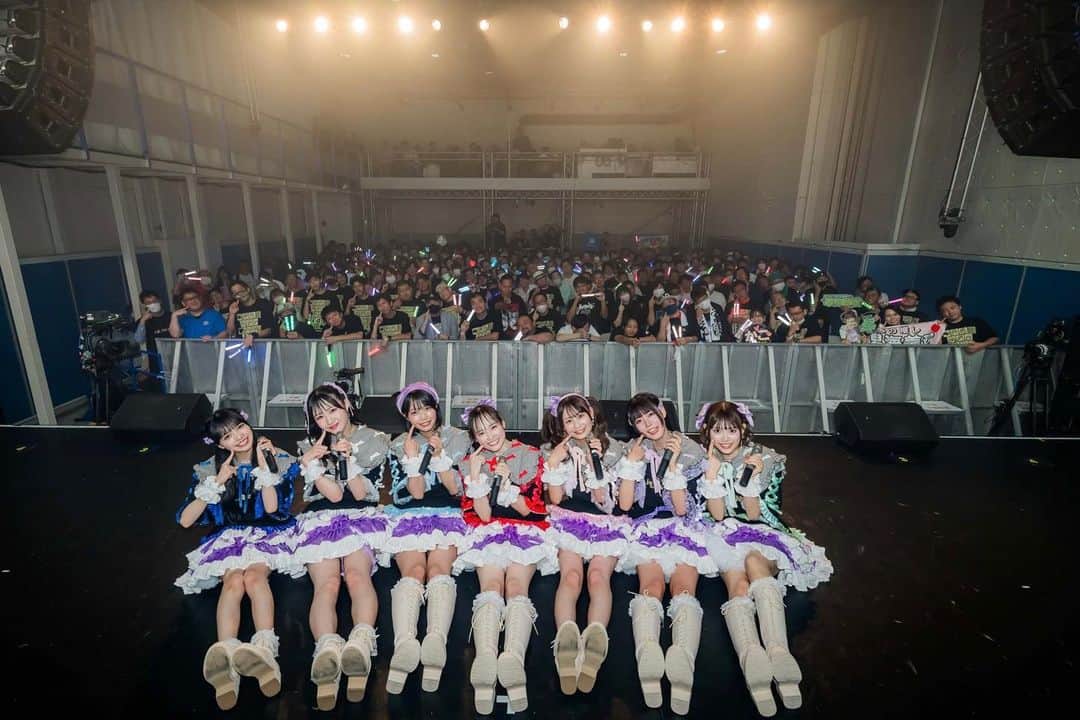 夏目綾のインスタグラム：「ideal peco デビューライブ『first peco』 会いに来てくれた皆様、本当に本当にありがとうございます！！！✨ 満員でサイリウムのキラキラ輝く光景、本当に素敵で最初見た瞬間に胸に突き刺さりました🥲  正直私にとってはSELENEで単独のイベントができるってだけで信じられないほど嬉しくて、しかもそれがお披露目で、完売で‼️、公演の内容とかも聞いて憧れの演出とかもしてもらえるって知った時とか嬉しすぎてわーーってなっちゃってちょっと泣いて😂 みんなは「あやちが頑張ってきたからだよ」って言ってくれるんだろうけど、 私からしたら、今の状況があるのは今まで力強く応援してくれたみんながいるからに間違いなくて、 誰になんて言われても、この道のり全部大切だったって思うし、みんなに出逢えて良かった！！って思う！！！んだーー！！！  ステージ上でも言ったけど、 みんなが諦めず信じてくれたように、私も、私自身が信じられる私になりたいです、この場所で！  その姿をこれからも見守ってもらえたら嬉しいです、ていうか一緒になろ！！！私がなりたい姿ってやっぱりみんなと一緒に存在してる気がするもん！！！！  楽しい、幸せだ、ハッピー！！って思える時間をたくさん共有できたらいいな🍀 そんな時間を産みだせる人間になれるように、これからもがんばる✊❤️‍🔥  本当にありがとう、大好きです！！！！」