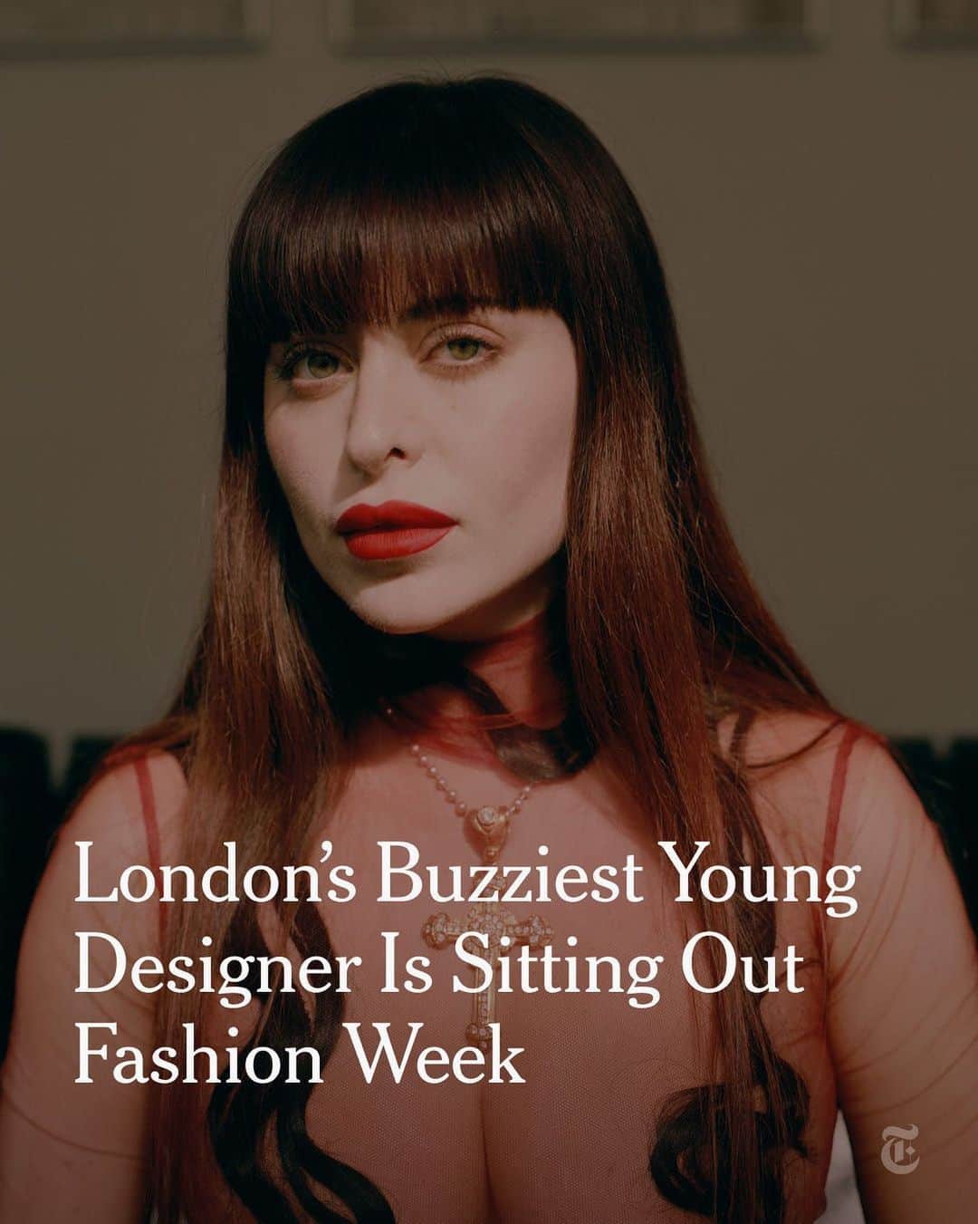New York Times Fashionのインスタグラム：「Dilara Findikoglu had the kind of summer most emerging designers could only dream of. She dressed Margot Robbie in a racy, strapless dress for the “Barbie” premiere after-party in London, one of the most high-profile red carpets of the year. At the MTV Video Music Awards, Cardi B wore a custom gown and matching cuffs made from thousands of silver hair clips designed by Findikoglu.  In an interview with The New York Times, she said she was sitting out London Fashion Week, though not because of the anarchic streak for which she is known. Findikoglu had to cancel her planned show if she wanted to keep her business afloat.  “This wasn’t something I wanted to do or a decision I took lightly, but the reality is we simply don’t have the finances for a runway show right now,” she said.  Tap the link in our bio to read more from @elizabethcpaton about @dilarafindikoglu’s difficult decision to cancel her runway at London Fashion Week. Photo by @toriferenc」