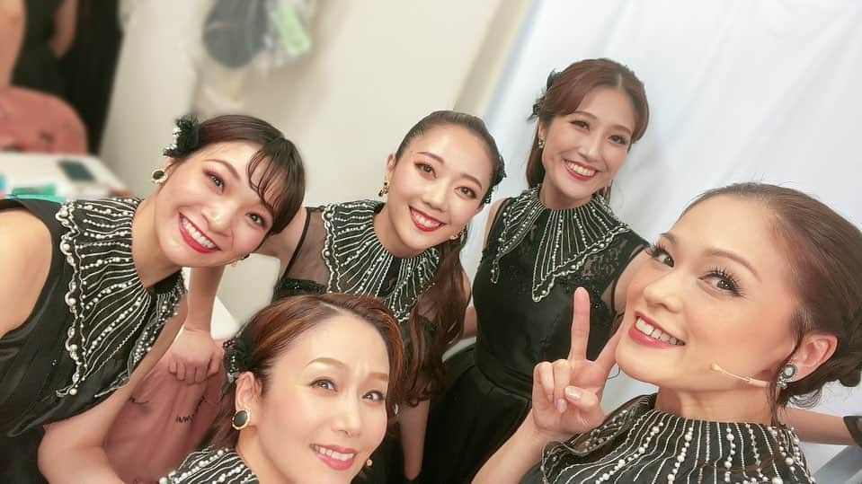 島田彩さんのインスタグラム写真 - (島田彩Instagram)「🎵 #KLコン #クンツェリーヴァイの世界  連日劇場いっぱいのお客様のご来場、心より感謝致します。 第二クールも無事終了！Bプログラムも本日で終わりました。 さて、明日休演日をいただいて来週は怒涛のCプログラム☞Dプログラム。 リハと並行しながらの本番になります。お楽しみいただけるよう、精一杯準備して参ります。 あーんなナンバーや、こーんなナンバーが増えます😎お楽しみに🎵  女子アンサンブルの皆様っ✨✨わいわい頑張っております✊」9月18日 23時58分 - madashimadamada