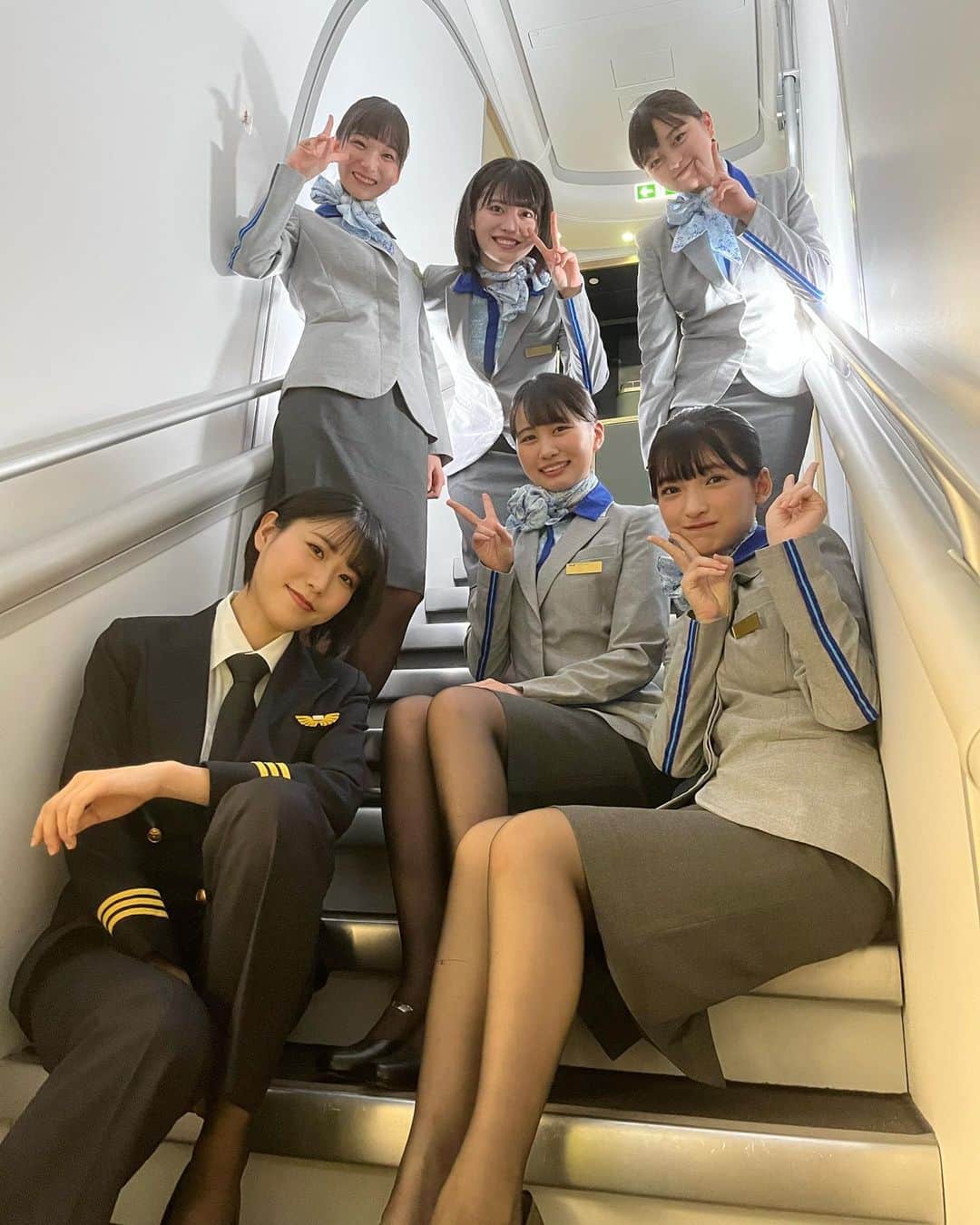 蛭田愛梨のインスタグラム：「✈️☁️  YouTube撮影の時メイクさんが撮ってくれた📷  @ana.japan  #ANA #airport」