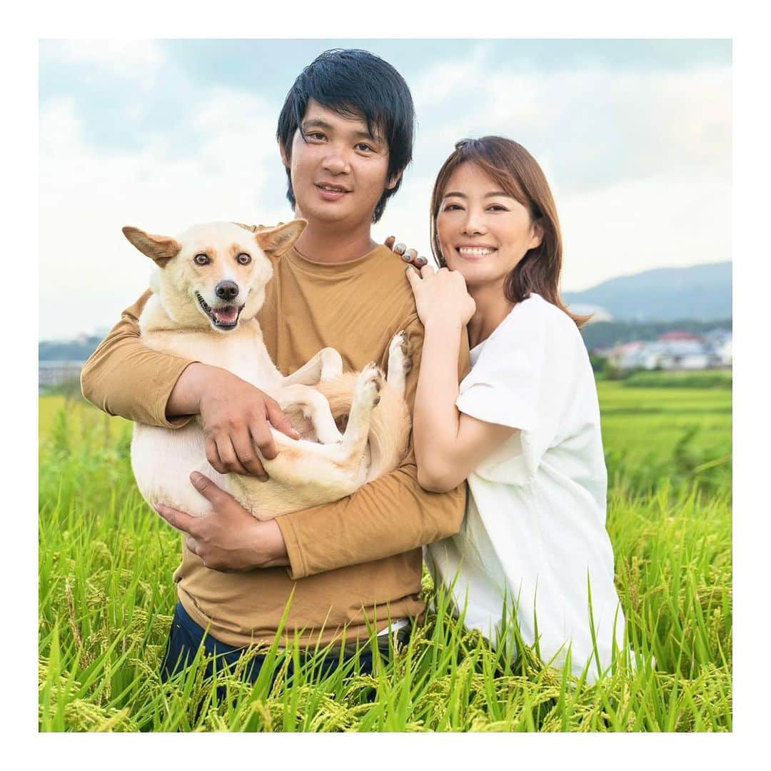 羽舞咲のインスタグラム：「🎗Rice Field ⁡ 田んぼでお米の写真を撮ってもらってたら 旦那さんと愛犬ハニーがやってきて 記念撮影してもらいました📷 ⁡ 今日から、初採れ新米！第2弾スタート‼︎🌾 ⁡ ＼大切な人にいいお米を贈ろうキャンペーン／ ⁡ 新米販売がスタートして1週間 予想以上にたくさんの方々にご注文いただき 本当にありがとうございます❤️ ⁡ お米のご感想やコメントをいただくなかで ⁡ 「母に贈ります！」 「長崎出身の母に食べてもらいたい！」 「母から毎日料理の写真が送られてくるように^^  めちゃ喜んでました！」 ⁡ “大切な人を喜ばせたい“ ⁡ という想いでご注文いただく方が多くて ⁡ わたしもその想いを受けて ものすごく幸せな気持ちになったんです💖 ⁡ だから9月は ⁡ 『大切な人にいいお米を贈ろうキャンペーン』 ⁡ これから大切な人に贈りたい！という方は いきいき五島（@iki_ikigoto）にて ⁡ 9/30（土）まで、キャンペーン価格 ［10%OFF］（税・送料込み）になってます！！ ⁡ また「1kg」「2kg」など少量をご希望の方は わたしに直接DMにてメッセージください♪ ⁡ いいお米を食べよう！ 大切な人にいいお米を贈ろう！(*´-`*) ⁡ ※初収穫（農薬、化学肥料不使用）200kg限定   なくなり次第終了です ⁡ ⁡ ┅┅┅┅┅┅┅┅┅┅┅┅┅┅┅┅┅┅┅┅ ⁡ 🎧神宮前ラジオ 「羽舞咲のゆるゆるビューティ研究所」 （毎週水曜日オンエア） ⁡ 🌴10月13日（金）〜15日（日）  “人“とつながるリトリート in 五島列島 　※残り8名 ⁡ 心を込めてお届けします♡ ⁡ @herbemi プロフィールリンクをチェック！！ ⁡ ┅┅┅┅┅┅┅┅┅┅┅┅┅┅┅┅┅┅┅┅ ⁡ #サスティナブル #風の時代 #シンプルライフ #ライフシフト #スローライフ #ヘルシーライフ #セルフラブ #ナチュラルライフ #癒し時間 #旅する人生 #サスティナブルライフ #自分らしく生きる #地方移住 #五島列島 #農家 #自然暮らし #新米 #羽舞咲 ⁡」