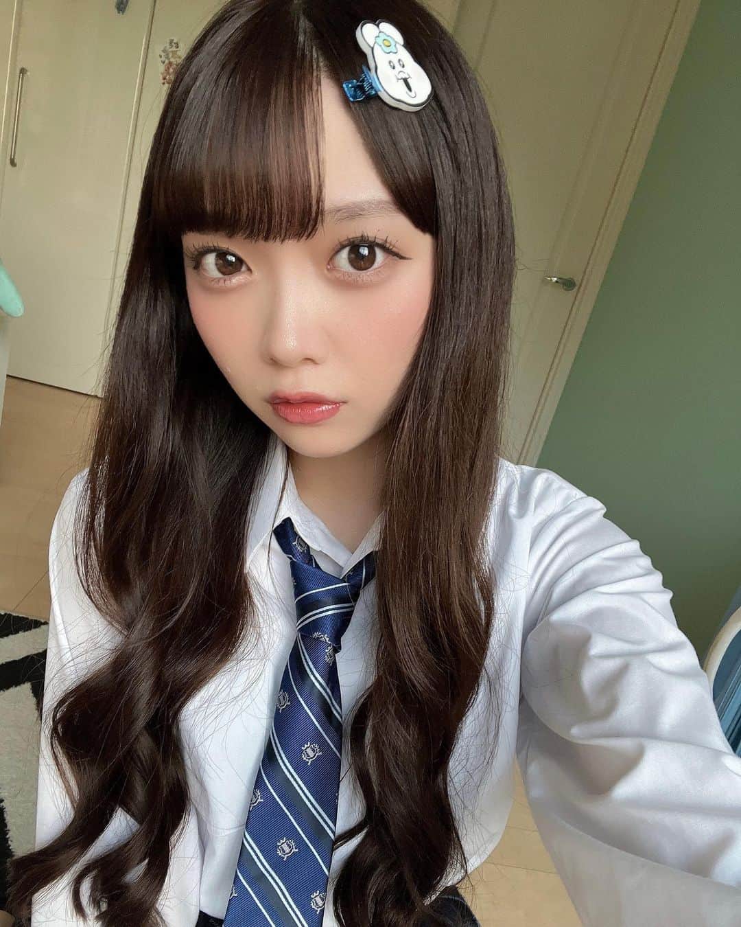 のインスタグラム：「前髪分けてみたちゃむ🤍💙 ･  #制服 #ネクタイ #学生風  #ロングヘア #んぽちゃむ  #ヘアピン #巻き髪 #前髪 #ootd」