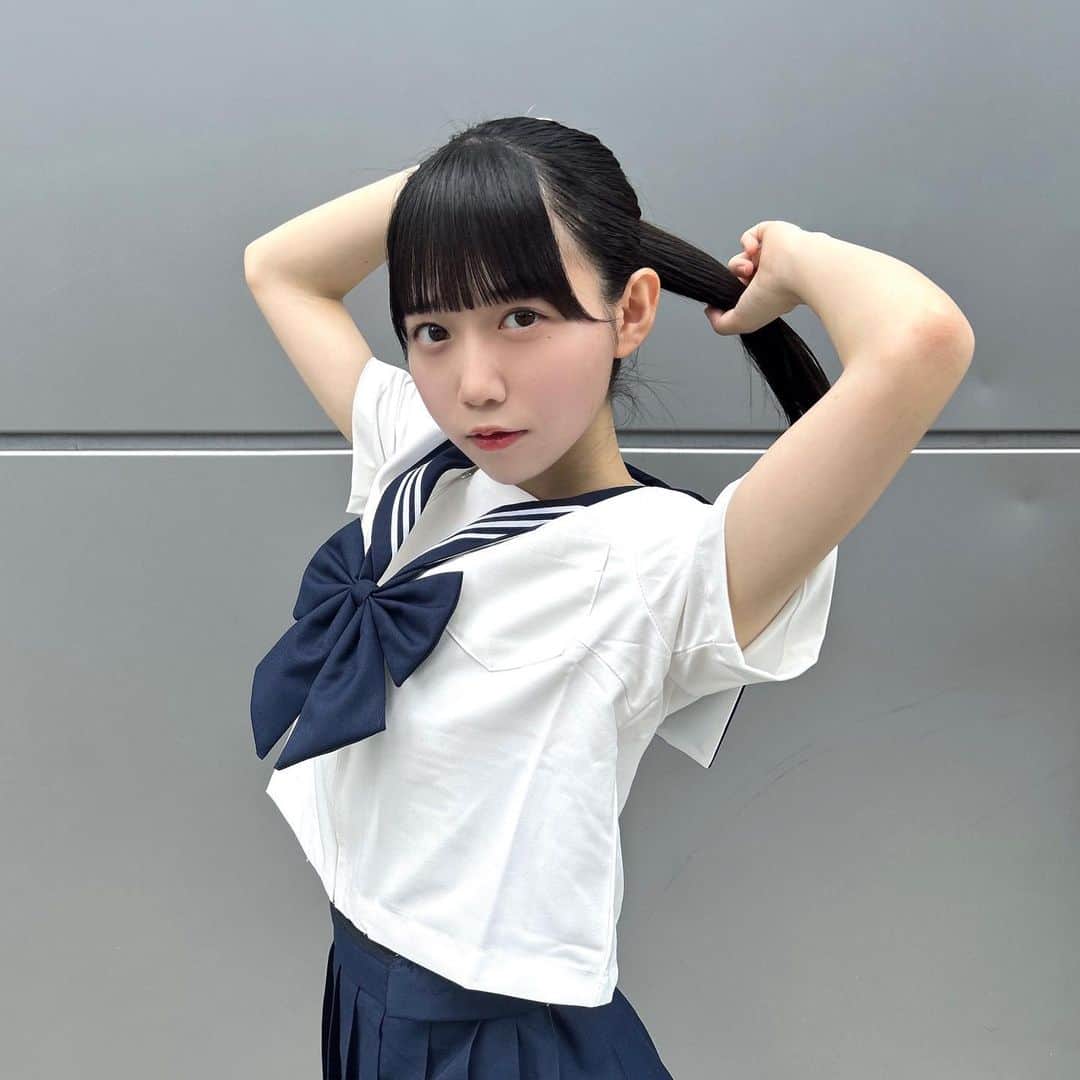 新居歩美のインスタグラム：「来世では学校通うぞ〜❤️‍🔥  ノーマスカラでもまつげかわいい　@_runa928   #jkブランド #jk #jkの素敵な思い出 #06line #ぷりんと倶楽部 #ポニテ #ポニーテールアレンジ #ポニーテール #セーラー服 #制服 #制服女子 #黒髪ロング」