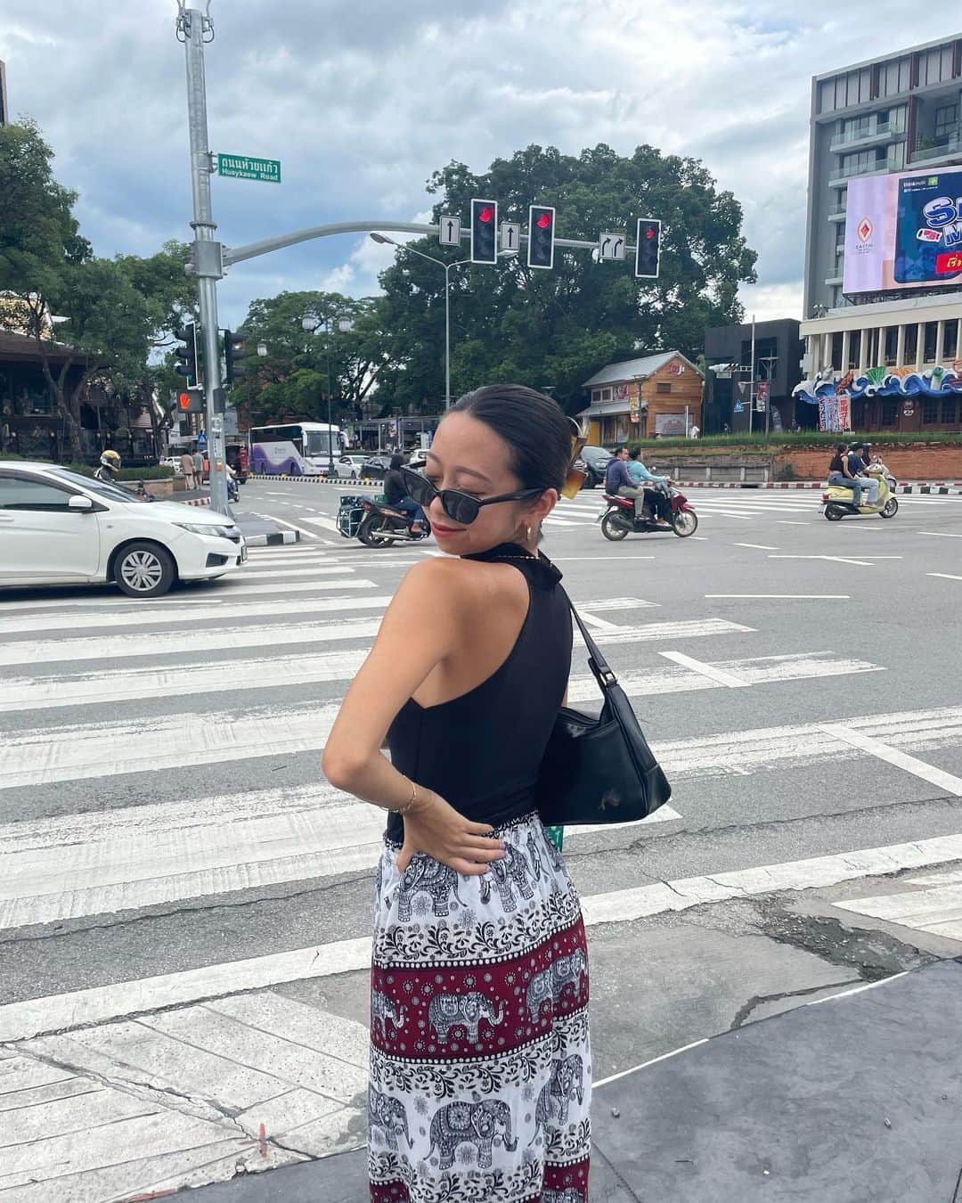 亀川萌絵子のインスタグラム：「. タイに来て1週間🇹🇭💚  現地で学ぶタイ古式マッサージ、 覚えること多いけど超楽しい 食べたことないフルーツ食べたり色々な人と触れ合ったり 半年ぶりのタイの街並み、好き🕍  明日はLevel1のテスト🧘エールください！」