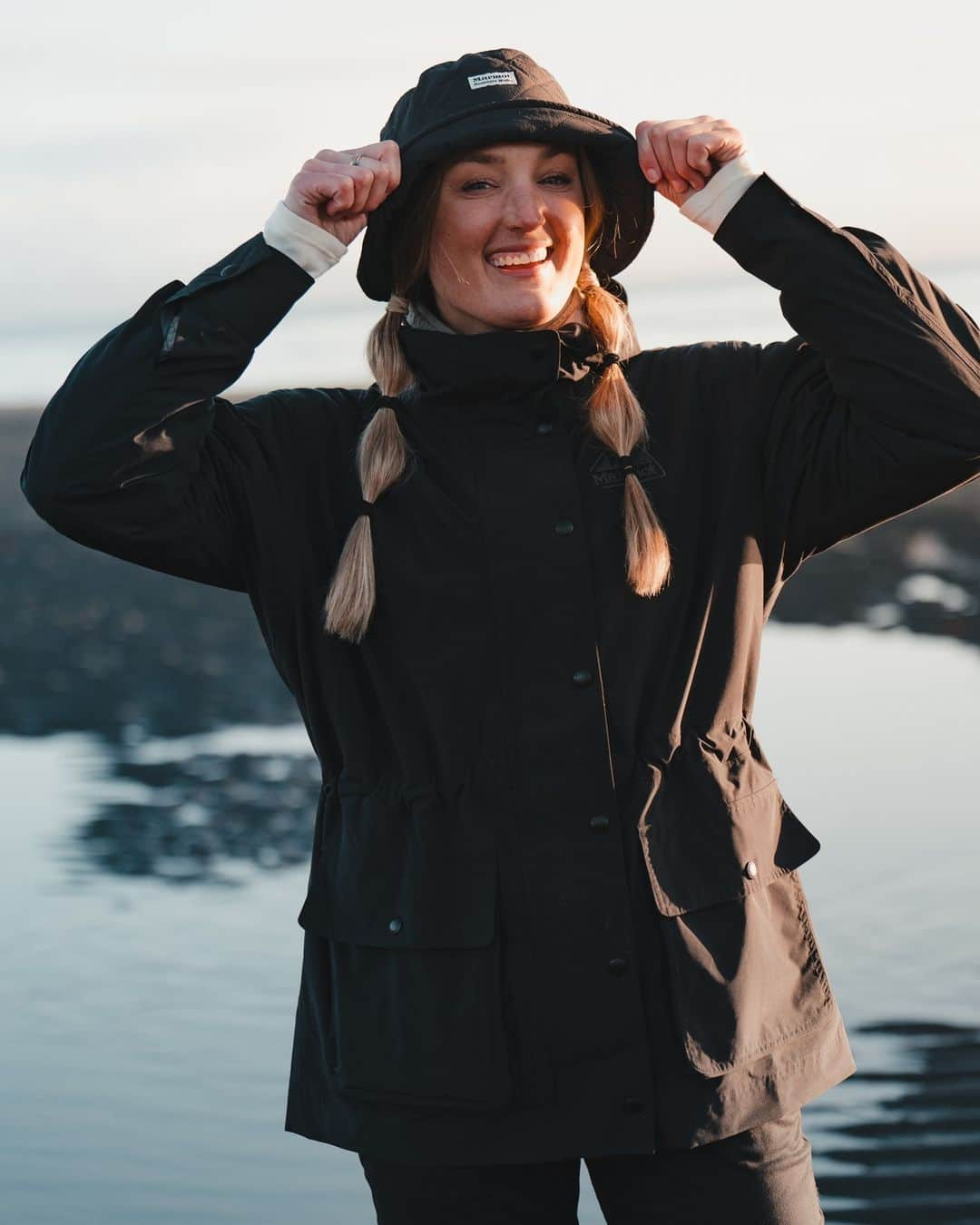 マーモットのインスタグラム：「Rain or shine, we've got you covered 🌧️ ☀️   Our '78 Parka combines the innovative Marmot rain protection you know and love with a good look straight out of the 70s.  Photo: @biancagermain  #Marmot」