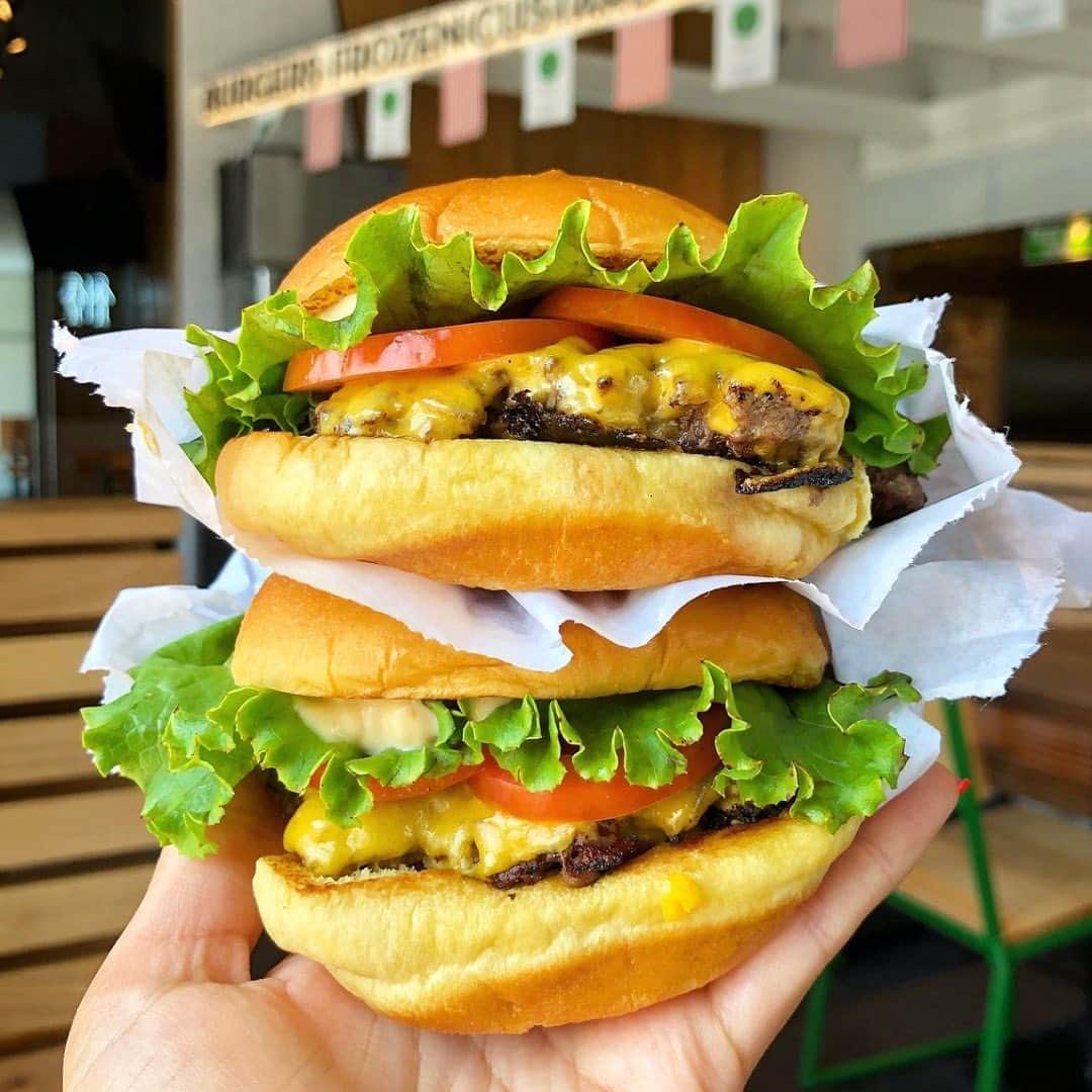 SHAKE SHACKさんのインスタグラム写真 - (SHAKE SHACKInstagram)「Celebrating #nationalcheeseburger day five different ways 🍔 Which are you choosing?  📸 2: fooddujour  📸 3 and 5: dccheapeats  📸 4: foodjunkiesnyc」9月19日 0時00分 - shakeshack