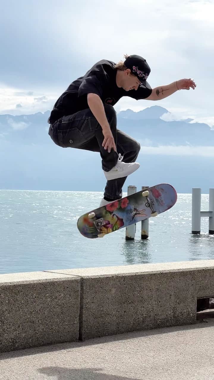 シェーン・オニールのインスタグラム：「Skating nothing but with an amazing view of Switzerland. Switch 360 flip🇨🇭」