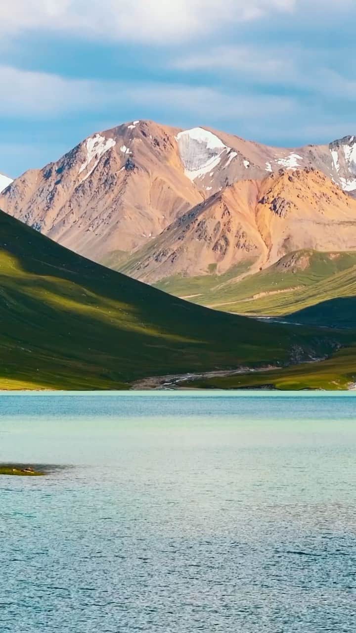 BEAUTIFUL DESTINATIONSのインスタグラム：「@tynchtykmr embarks on a visual voyage through the incredible landscapes of Kyrgyzstan! 🏔️ Did you know that the best time to visit this gem of Central Asia is during the summer months when the weather is mild and the landscapes burst into vibrant colors? 🌄☀️  𝐖𝐡𝐞𝐫𝐞 𝐭𝐨 𝐯𝐢𝐬𝐢𝐭: 1. Kulzha Bashy Canyon 2. Kolduk Lake 3. Karakol Gorge 4. Son-Kol Lake 5. Jeti-Oguz Gorge 6. Ak-Sai Canyon 7. Eshenkol Lake 8. Ala-Kol Lake  📽 @tynchtykmr 📍 Kyrgyzstan 🎶 Aaron Hibell - Destroyer of Worlds」