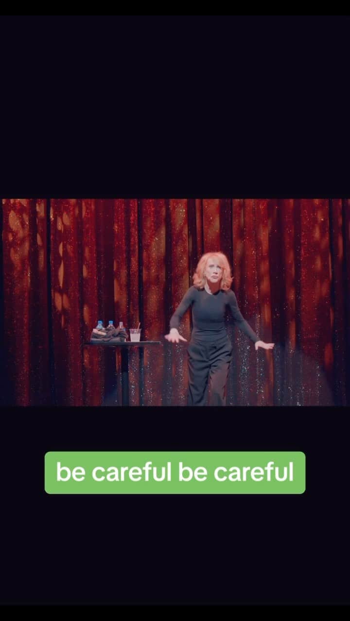 キャシー・グリフィンのインスタグラム：「Looking forward to my next #lasvegas show @themiragelv on Friday, October 6th. We have so much to talk about!!! Ticket link in bio! #kathygriffin #comedy #standupcomedy #vegas #vegaspride #jeggings #yoga #cults #essentialoils」