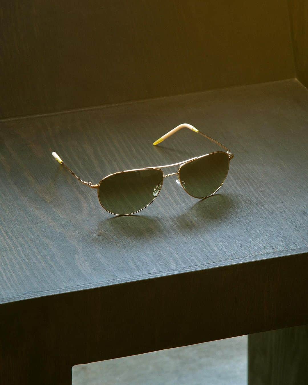 オリバーピープルズのインスタグラム：「A pilot sunglass that embodies luxury, Benedict is characterized by its double-bridge, adjustable nose pads, and co-injected silicone temple tips.」