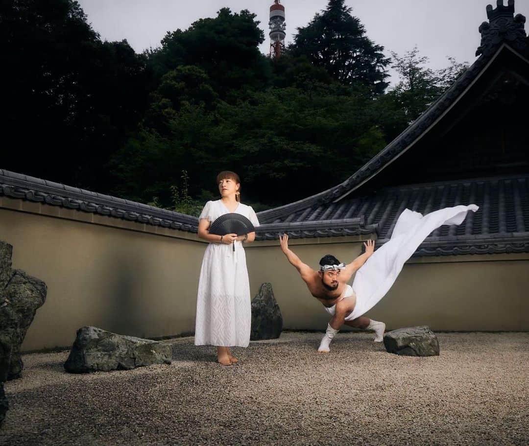 五十嵐結也さんのインスタグラム写真 - (五十嵐結也Instagram)「9/22 皆さん！是非遊び来て！！！🙌  俺は、とうとう歌もチャレンジすることにした！  〜初デュエット新曲『純情恋歌』 お披露目ライブ〜  2023年9月22日 18:30 開場 19:00 開演 チャージ:予約/4500円 当日/5000円＋ワンドリンク （予約はコメント、もしくはDMにて承ります！☺️）  場所:月見ル君想フ 東京都港区南青山4丁目9-1 地下一階シンプル青山ビル TEL 03-5474-8115  出演者 風水師演歌歌手　　風間美姫 ふんどしダンサー　五十嵐ゆうや Gt. クボフミト key. 竹内久美子  ひょんなとこから、不動産会社を経営する風水演歌歌手「風間さん」と出会い、かれこれMVで2回コラボレーションを行いました。  今回は、初デュエットなる「純情恋歌」のお披露目と、風間さんのソウルフルな歌と、五十嵐のふんどし姿で踊って歌って楽しんでのパワフルパフォーマンス会になります。  風間さんは、もう何十年も歌をやってらっしゃる方ですからLIVEなんてお手のものですが、俺は歌は素人ですからね😂緊張！ けど、一生懸命歌わせて頂きますから！今後歌っていきたいの！ミュージカルも出たいし！☺️  もちろん、五十嵐は歌うだけではありません！「こういう場ならこんな事やあんな事してみたい🧚‍♀️」など盛り込ませて頂いてます。（当日、五十嵐のふんどしに"おひねり"差し込めるかもしれません😉www）  さあ、俺にとっても初挑戦！ 貴重な場に、皆様お集まりくだされ！☺️  絶対楽しませますからね！👍  ご連絡お待ちしております！  #ふんどしダンサー #風水師演歌歌手 #絶対来てくれよな」9月19日 0時16分 - iganism