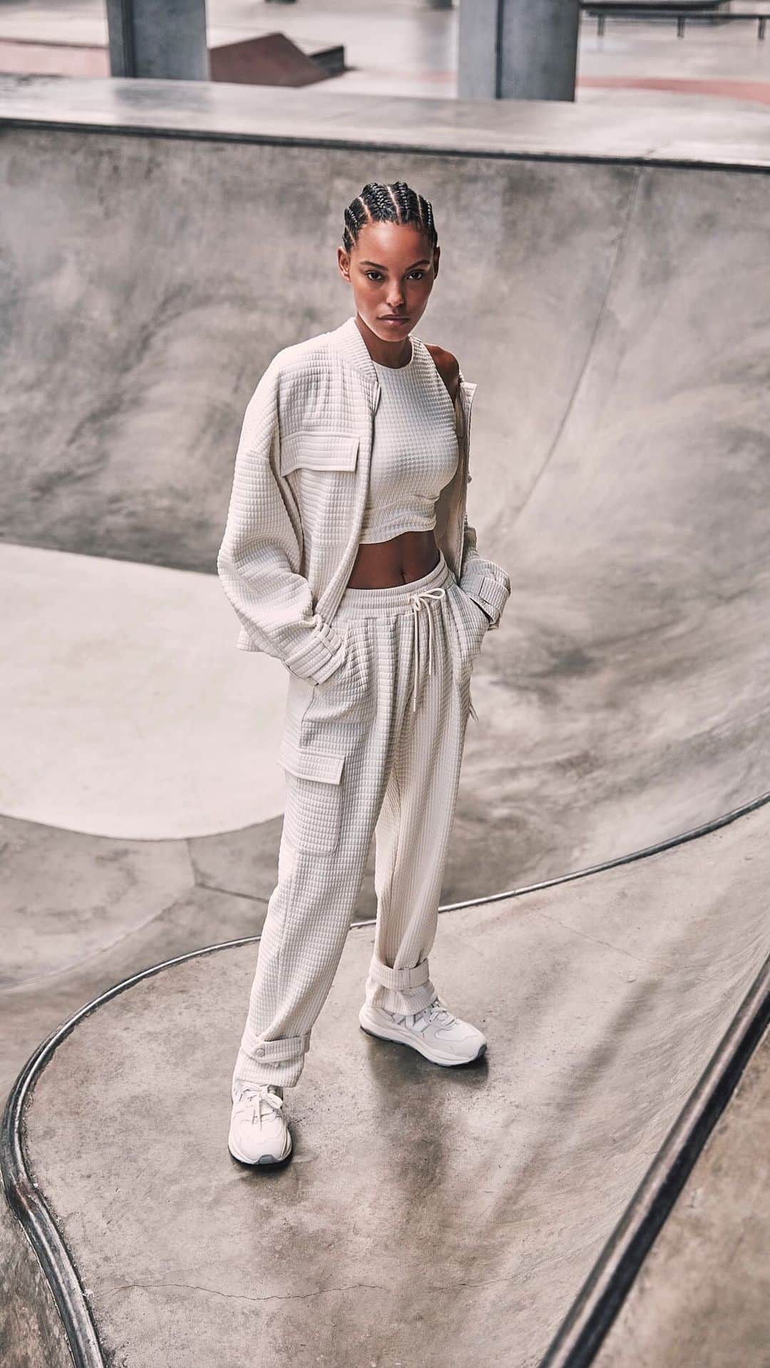 デヴォン・ウィンザーのインスタグラム：「Get ready to get cozy, all new sweats just dropped! You’re welcome ✨」