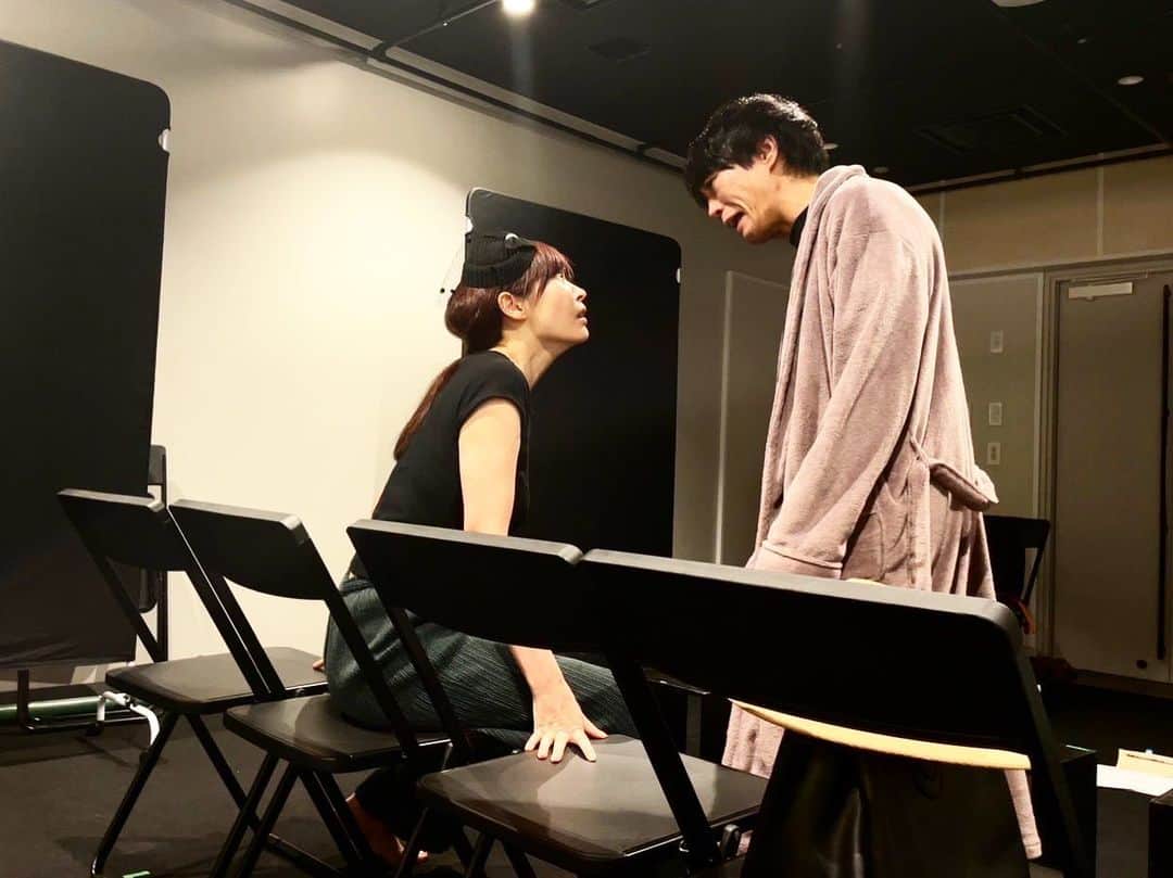 田中良子のインスタグラム：「私は関西小劇場の人かと言われたら そうでもないし、 だから素朴に思うことがあるんですけど、 大劇場みるのに小劇場はなんでみないんやろ？  大劇場でも小劇場でもおもしろいのはおもしろいです。 小劇場だったら、より役者や舞台が近くて感じるものが多い時もあります。 わたしは小劇場で、見たい時は見に行くし興味ない時は行きませんが、見たら結構どれもおもしろいです。大劇場も。  エヨルフ、めっちゃ作品面白いし、 こんなに役者が近いは、もうこの先ある？クラスの近さです。  熱語りしてしまいすみませんが、それくらい舞台が素晴らしいです。 とにかくもう見てほしいのです  https://ticket.corich.jp/apply/273039/016/」