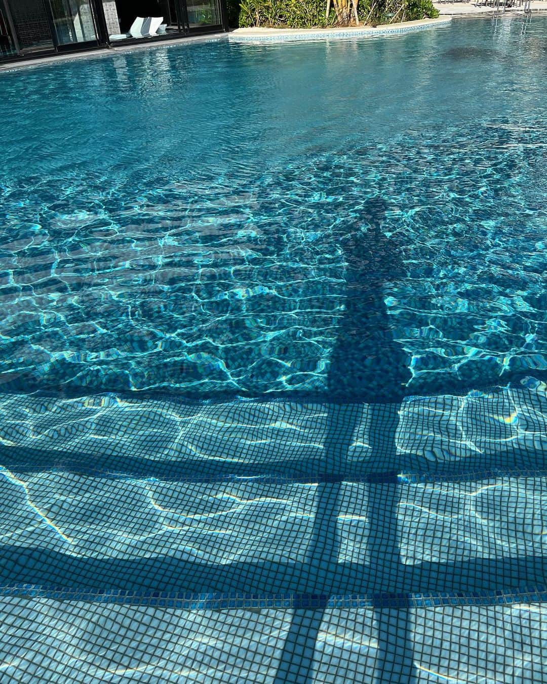 福田葉子さんのインスタグラム写真 - (福田葉子Instagram)「好きすぎて、海とプールとホテルにはちょっとうるさい。 理想のプールは。ブルータイルのモザイク、まめに手入れされてて水がきれい、カバナがありお酒オーダーできたら最高。 この夏オープンしたばかりのヒルトン宮古島、 @hiltonmiyakoisland  よかったです！プールもお部屋も朝ごはんも。 プールの縁が低いと、このように足だけ乗せてぷかぷか浮くことができます(2枚目)。足首固定すると安定して浮いていられるんですよね〜。浮くか潜るかしかしないのでちっとも泳ぎやしない…。  今回はヒルトン宮古島を中心に、3軒のホテルを泊まり歩き、プールやビーチを満喫。1軒目は微妙、2軒目のヒルトン再訪決定、3軒目はがっかり笑、いろいろ面白かったです。 #pool #hotel #stay #pool🏊 #pooltime #poolday #poollove #resort #hiltonmiyakojima #hiltonhotel #okinawa #trip #vacation #love #プール　#ホテル　#ヒルトン宮古島　#沖縄　#宮古島　#夏休み　#旅　#旅好き　#プール好き　#リゾート　#バカンス　#沖縄旅行」9月19日 0時11分 - yoyoyokoko