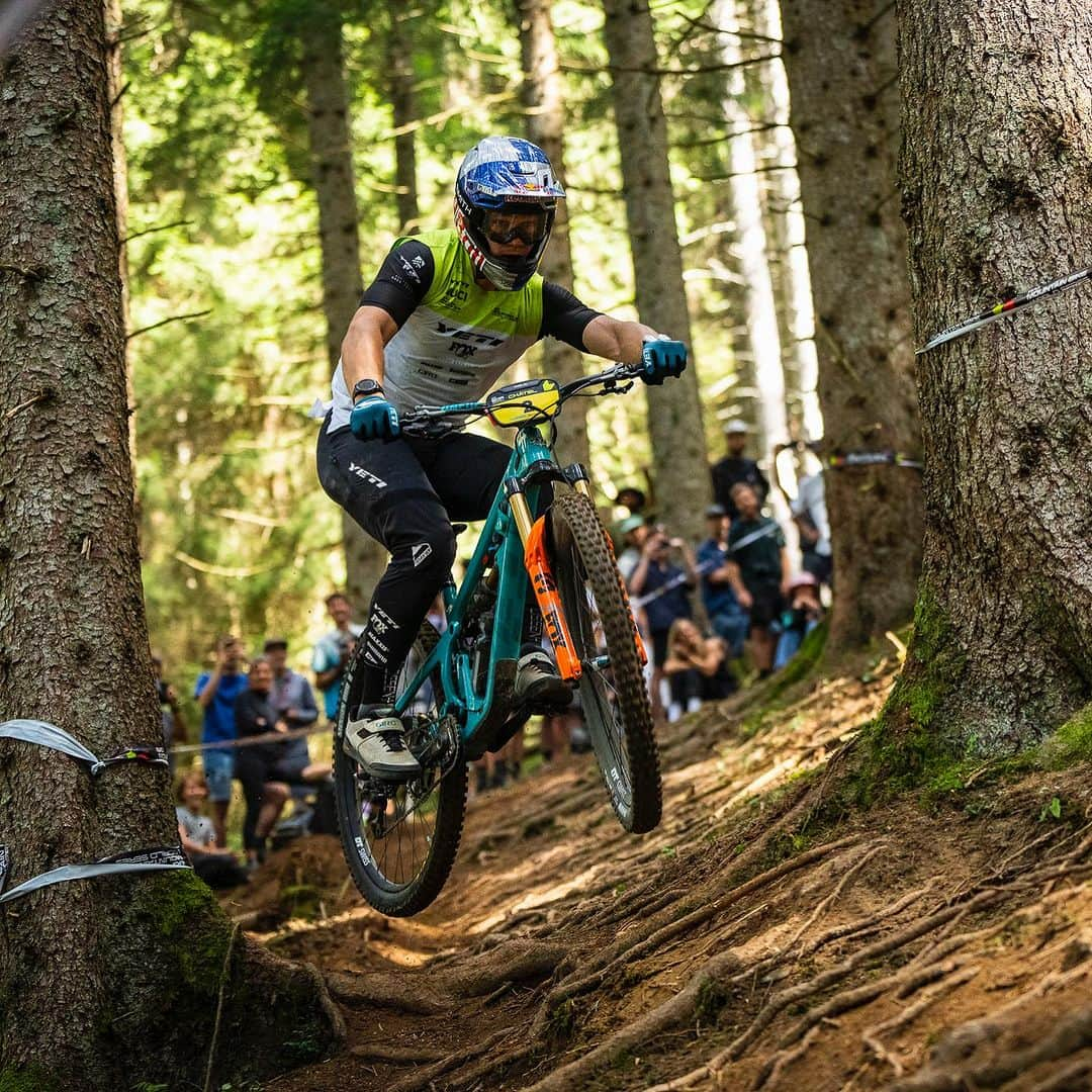 Shimanoさんのインスタグラム写真 - (ShimanoInstagram)「Spectacular scenes in Châtel as the @uci_mtbworldseries EDR 2023 came to a close in the Haute-Savoie forests. In the end, @morganecharre from the @pivotfactoryracing team came in first place by the narrowest of margins, even after seven stages of racing! A big congrats to both on a brilliant battle. @richie_rude1 went full boss mode to bring home the overall UCI Enduro World Cup title for the Men’s section. Jaw-dropping brilliance with a touch of XTR magic.   #ShimanoMTB #MakeYourMark 📸 @kikeabelleiraphoto」9月19日 0時12分 - rideshimano