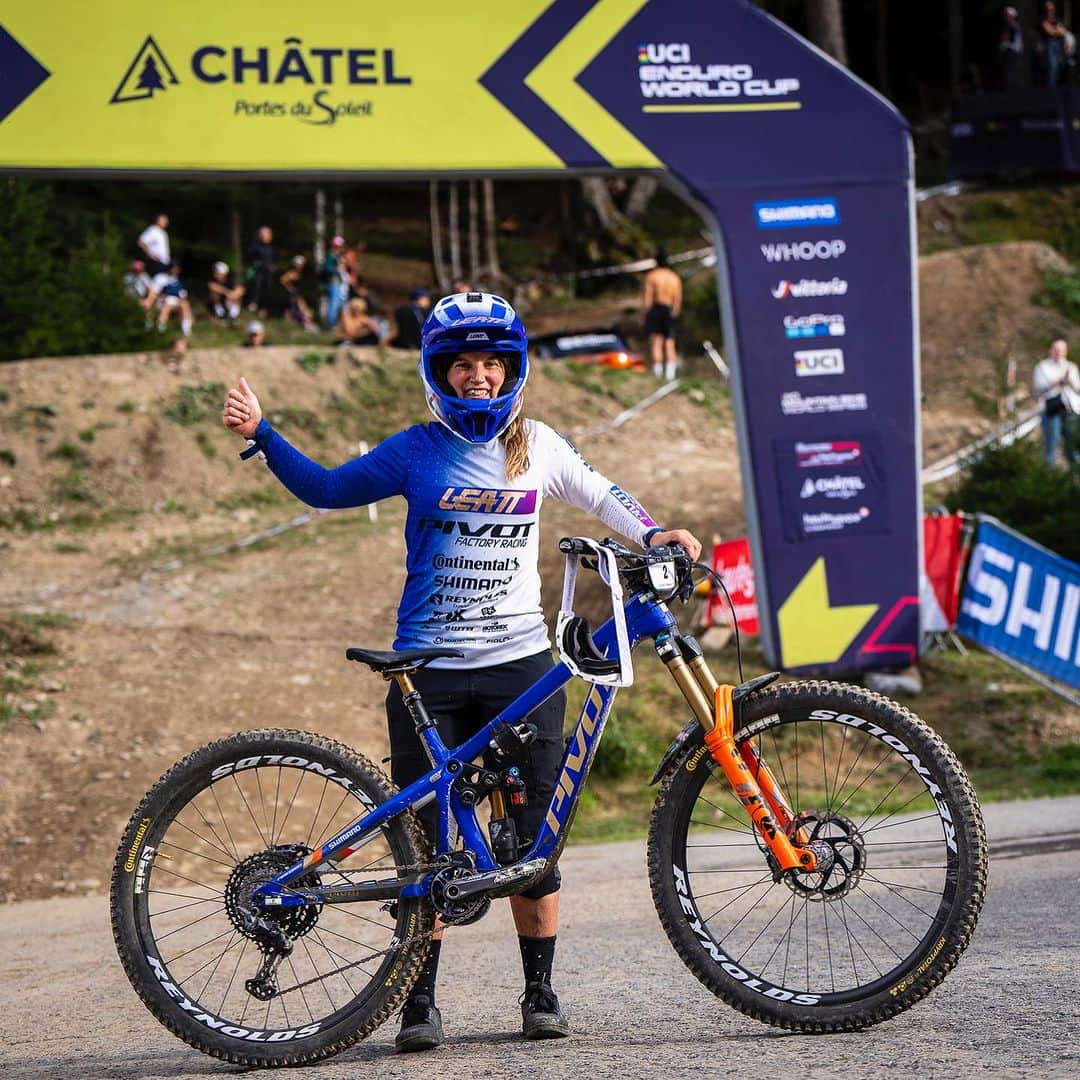 Shimanoさんのインスタグラム写真 - (ShimanoInstagram)「Spectacular scenes in Châtel as the @uci_mtbworldseries EDR 2023 came to a close in the Haute-Savoie forests. In the end, @morganecharre from the @pivotfactoryracing team came in first place by the narrowest of margins, even after seven stages of racing! A big congrats to both on a brilliant battle. @richie_rude1 went full boss mode to bring home the overall UCI Enduro World Cup title for the Men’s section. Jaw-dropping brilliance with a touch of XTR magic.   #ShimanoMTB #MakeYourMark 📸 @kikeabelleiraphoto」9月19日 0時12分 - rideshimano