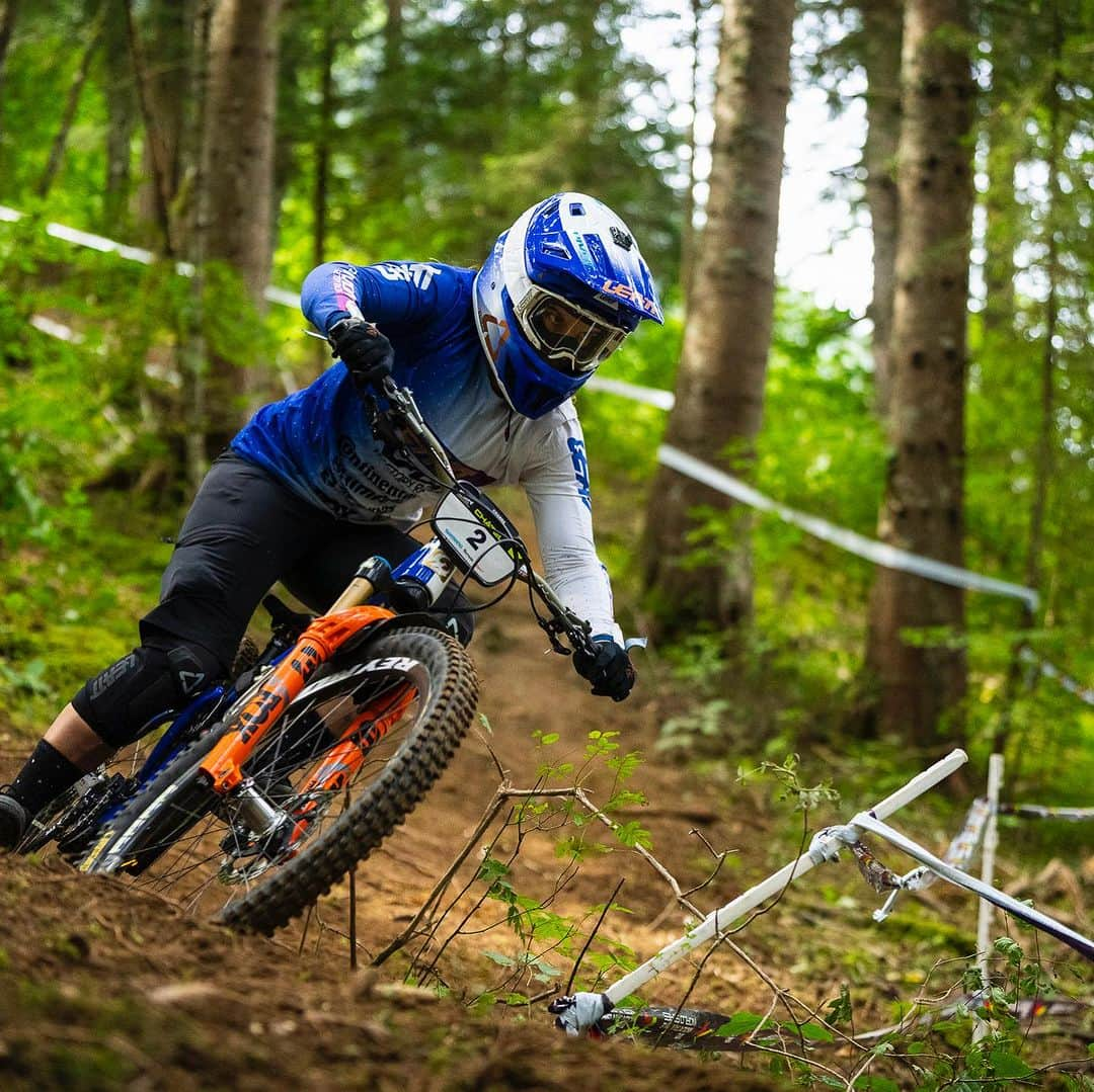 Shimanoさんのインスタグラム写真 - (ShimanoInstagram)「Spectacular scenes in Châtel as the @uci_mtbworldseries EDR 2023 came to a close in the Haute-Savoie forests. In the end, @morganecharre from the @pivotfactoryracing team came in first place by the narrowest of margins, even after seven stages of racing! A big congrats to both on a brilliant battle. @richie_rude1 went full boss mode to bring home the overall UCI Enduro World Cup title for the Men’s section. Jaw-dropping brilliance with a touch of XTR magic.   #ShimanoMTB #MakeYourMark 📸 @kikeabelleiraphoto」9月19日 0時12分 - rideshimano