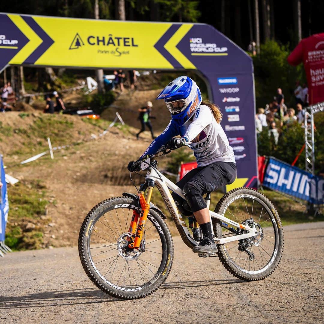 Shimanoさんのインスタグラム写真 - (ShimanoInstagram)「Spectacular scenes in Châtel as the @uci_mtbworldseries EDR 2023 came to a close in the Haute-Savoie forests. In the end, @morganecharre from the @pivotfactoryracing team came in first place by the narrowest of margins, even after seven stages of racing! A big congrats to both on a brilliant battle. @richie_rude1 went full boss mode to bring home the overall UCI Enduro World Cup title for the Men’s section. Jaw-dropping brilliance with a touch of XTR magic.   #ShimanoMTB #MakeYourMark 📸 @kikeabelleiraphoto」9月19日 0時12分 - rideshimano
