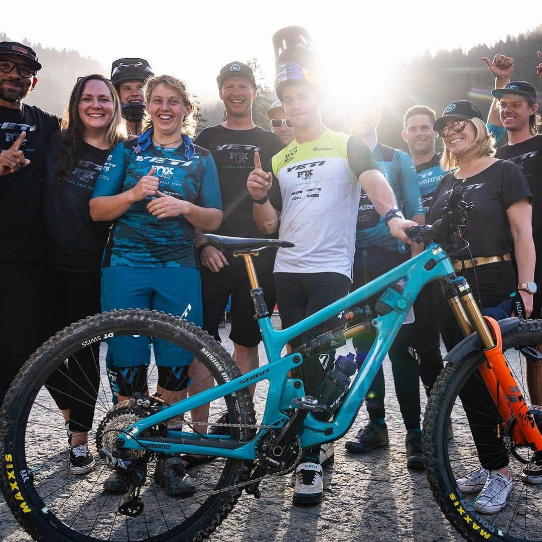 Shimanoさんのインスタグラム写真 - (ShimanoInstagram)「Spectacular scenes in Châtel as the @uci_mtbworldseries EDR 2023 came to a close in the Haute-Savoie forests. In the end, @morganecharre from the @pivotfactoryracing team came in first place by the narrowest of margins, even after seven stages of racing! A big congrats to both on a brilliant battle. @richie_rude1 went full boss mode to bring home the overall UCI Enduro World Cup title for the Men’s section. Jaw-dropping brilliance with a touch of XTR magic.   #ShimanoMTB #MakeYourMark 📸 @kikeabelleiraphoto」9月19日 0時12分 - rideshimano