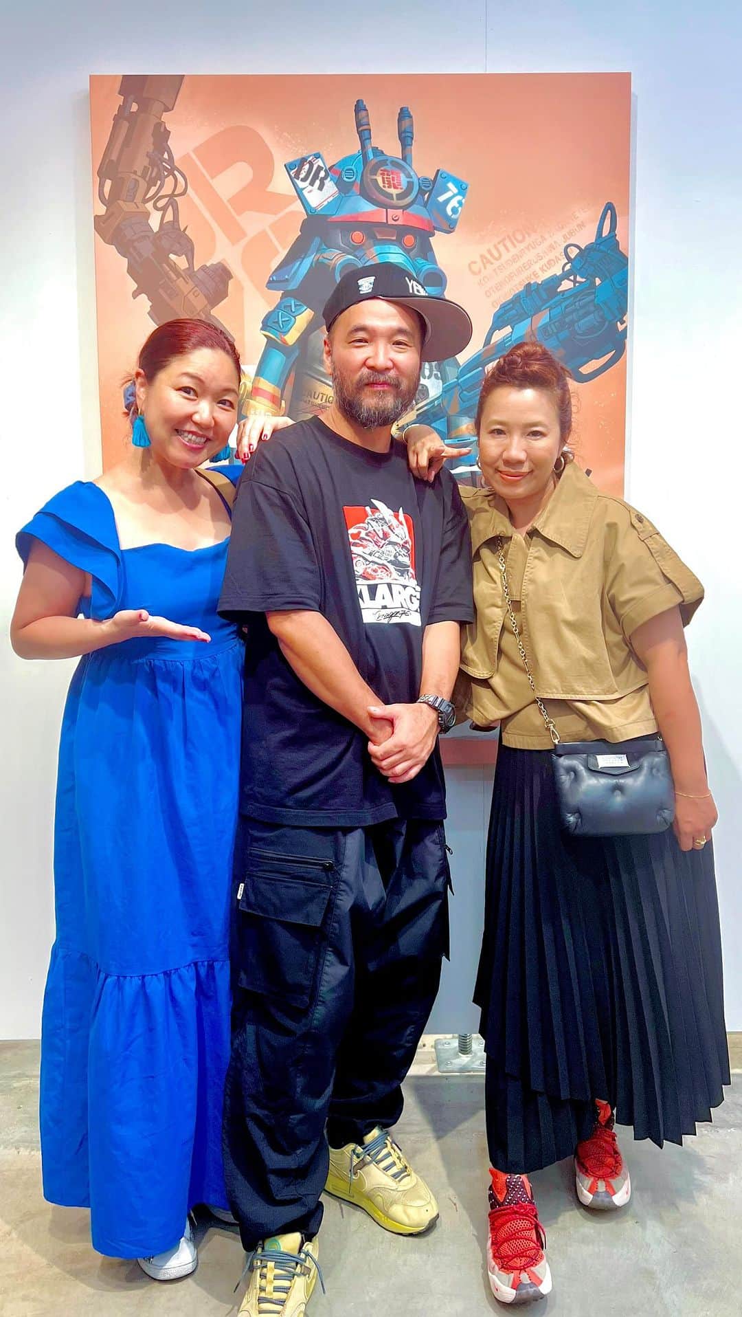 有坂美香のインスタグラム：「今や世界的アーティストDragon76  個展　NEO-URBAN CHRONICLS 行ってきました🎵  20年前出会ったときから彼が世界的アーティストになるんじゃないかって　シーンのみんな きっと確信してたけども やっぱりそうでした！！！  久しぶりに会えて嬉しかったー！  私も事あるごとに 絵をお願いしていて 2006年にビクターから出た アニメコンピのジャ写を真っ先にお願いし、 それは 今でも原画は家宝。  あと夫婦の絵も描いて頂き、それも家宝❤️  タイミング違いで子供達もレコーディングフィールドトリップのときにタイミング良く一緒にいけて　よかったな〜  また会う日まで！  @dragon76art @ayako.824  much respect & love ❤️   #dragon76 #mural #壁画　#ミューラルアート　#有坂美香　#有坂美香andthesunshowers #muralartist #ny在住  #NY移住　#アート　#絵　 #渋谷parco #calif」