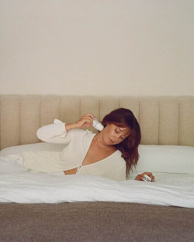アシュレイ・ティスデイルのインスタグラム：「Getting good sleep is such an important part of my mental health and overall well-being. That’s why I created the Unwind & Rest ritual for @beingfrenshe. I really wanted to create a bedtime ritual that would help people feel tranquil and ready for rest, whether they’re drawing a relaxing evening bath or just lighting a candle to create a peaceful space. The Lavender Cloud scent is a dreamy combination of lavender, sage, coconut milk, and purple iris—and I love how calm it makes me feel, night after night. I hope you love this ritual as much as I do 💜💭」